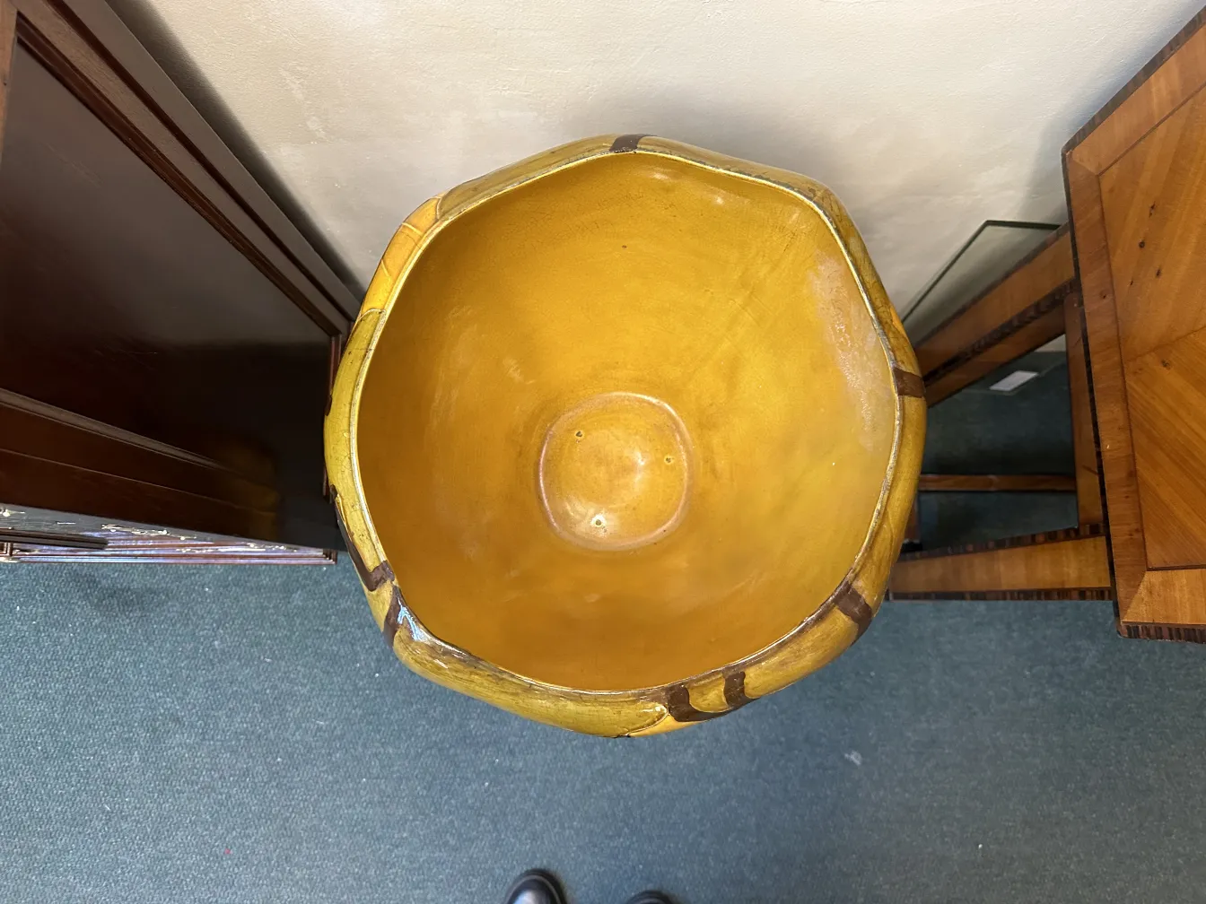 antiker dekorativer Blumentopf in einem klassischen Ambiente