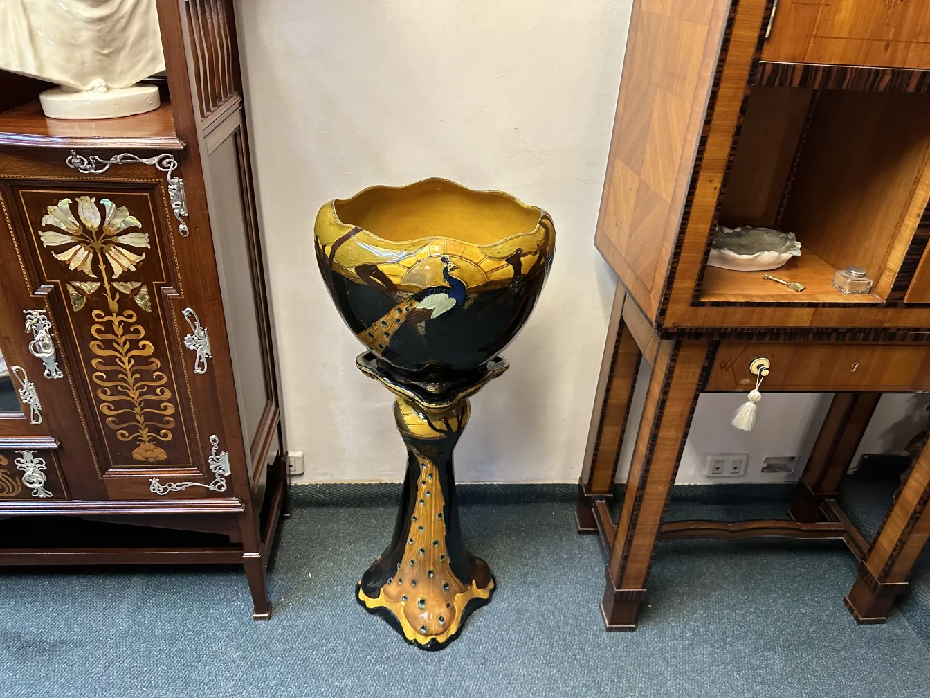 vaso di fiori antico con design di pavone, in un ambiente elegante