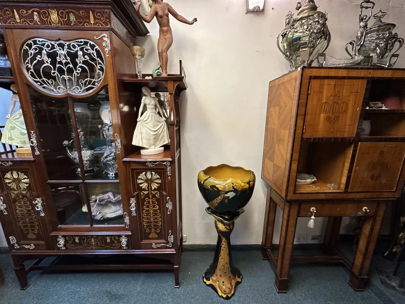 macetero antiguo con decoración en amarillo y negro, destacando su diseño