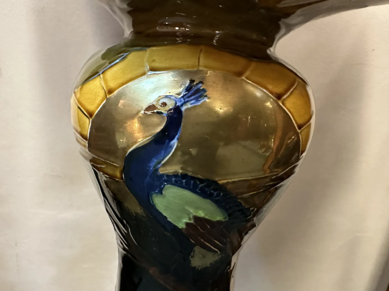 vaso di fiori antico con vivace design di pavone