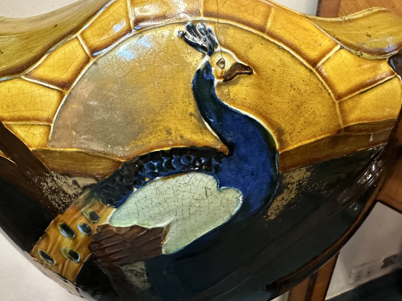 vaso di fiori antico decorato con un pavone colorato sulla superficie