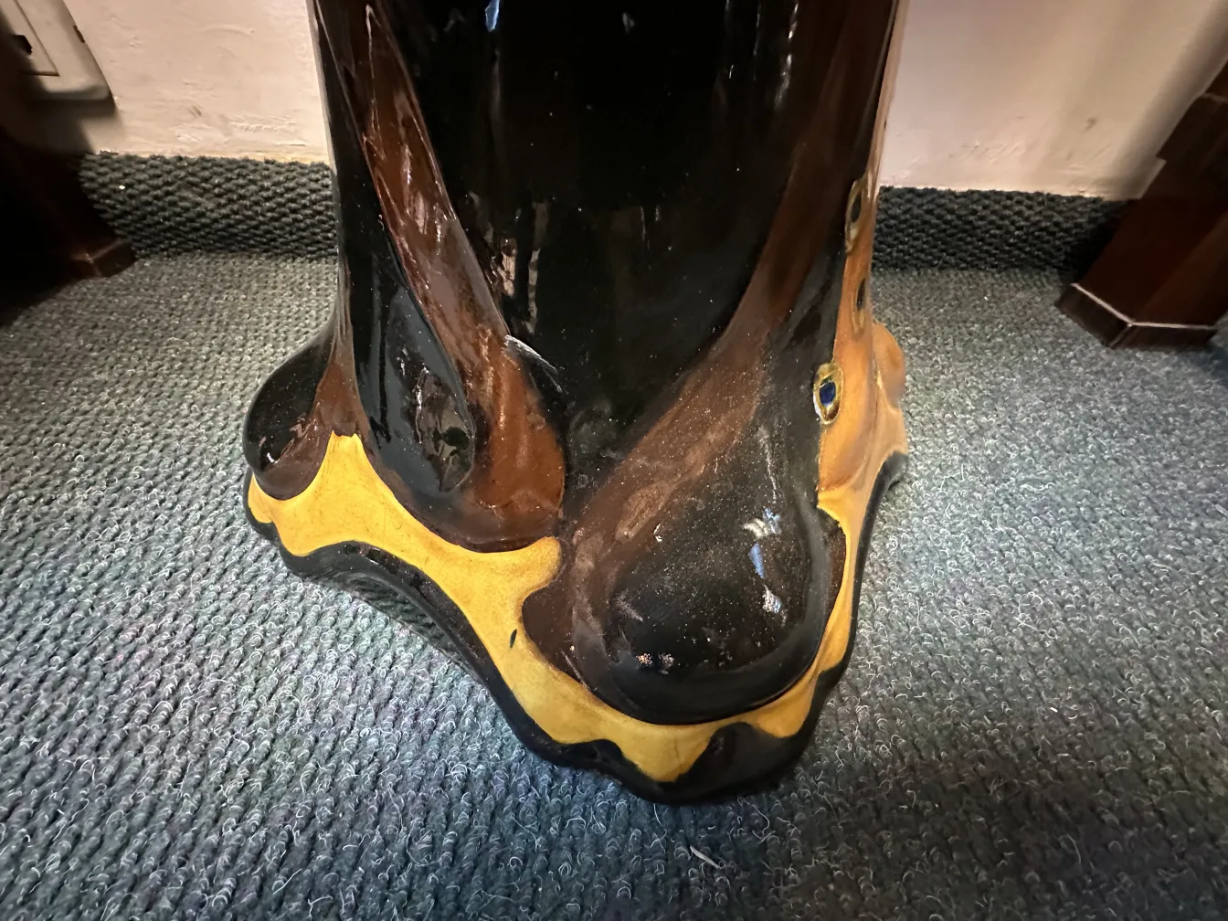 antiker Blumentopf mit dekorativem Grund in dunklen und goldenen Tönen