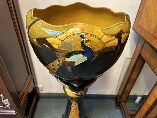 macetero antiguo con diseño de pájaros en colores vivos, decorativo