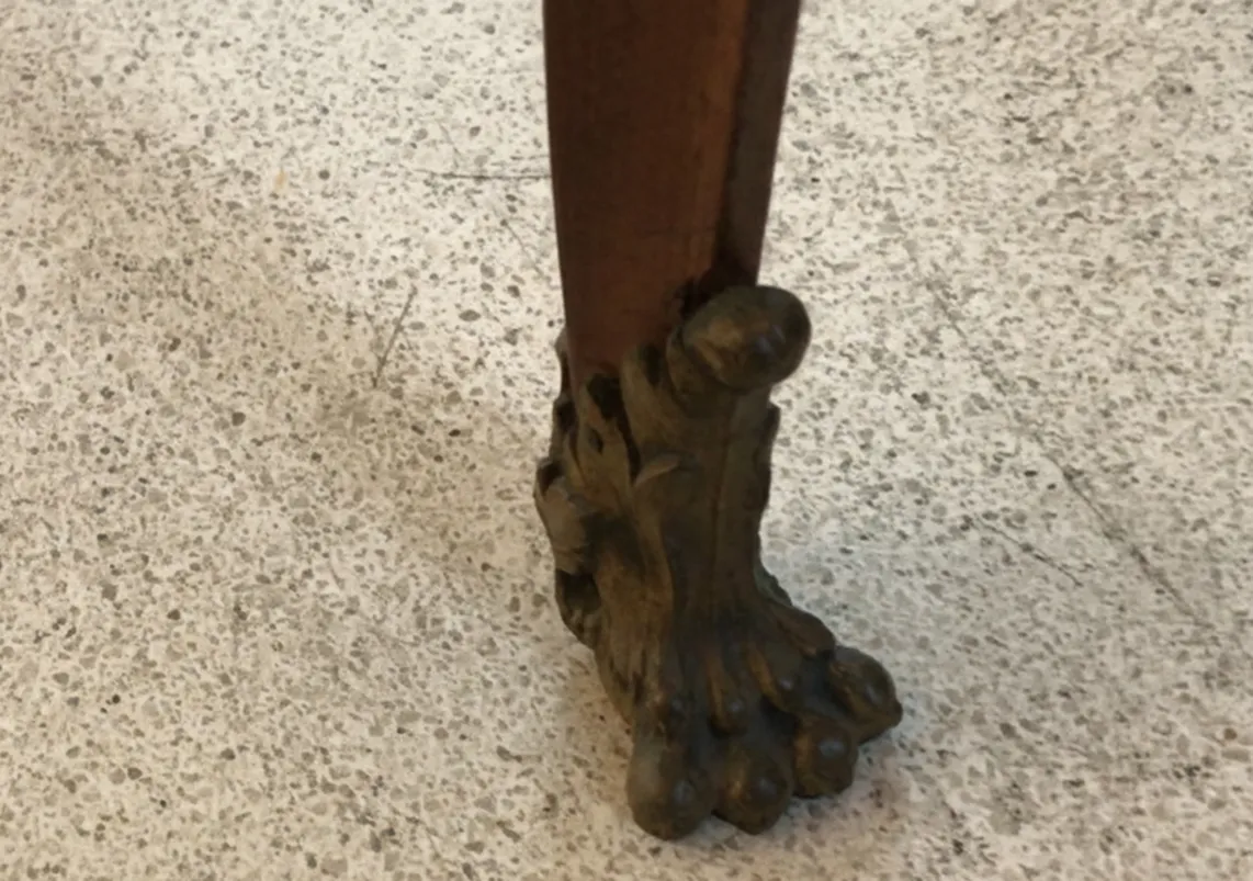 Vista de las patas de dos sillas antiguas con detalles decorativos