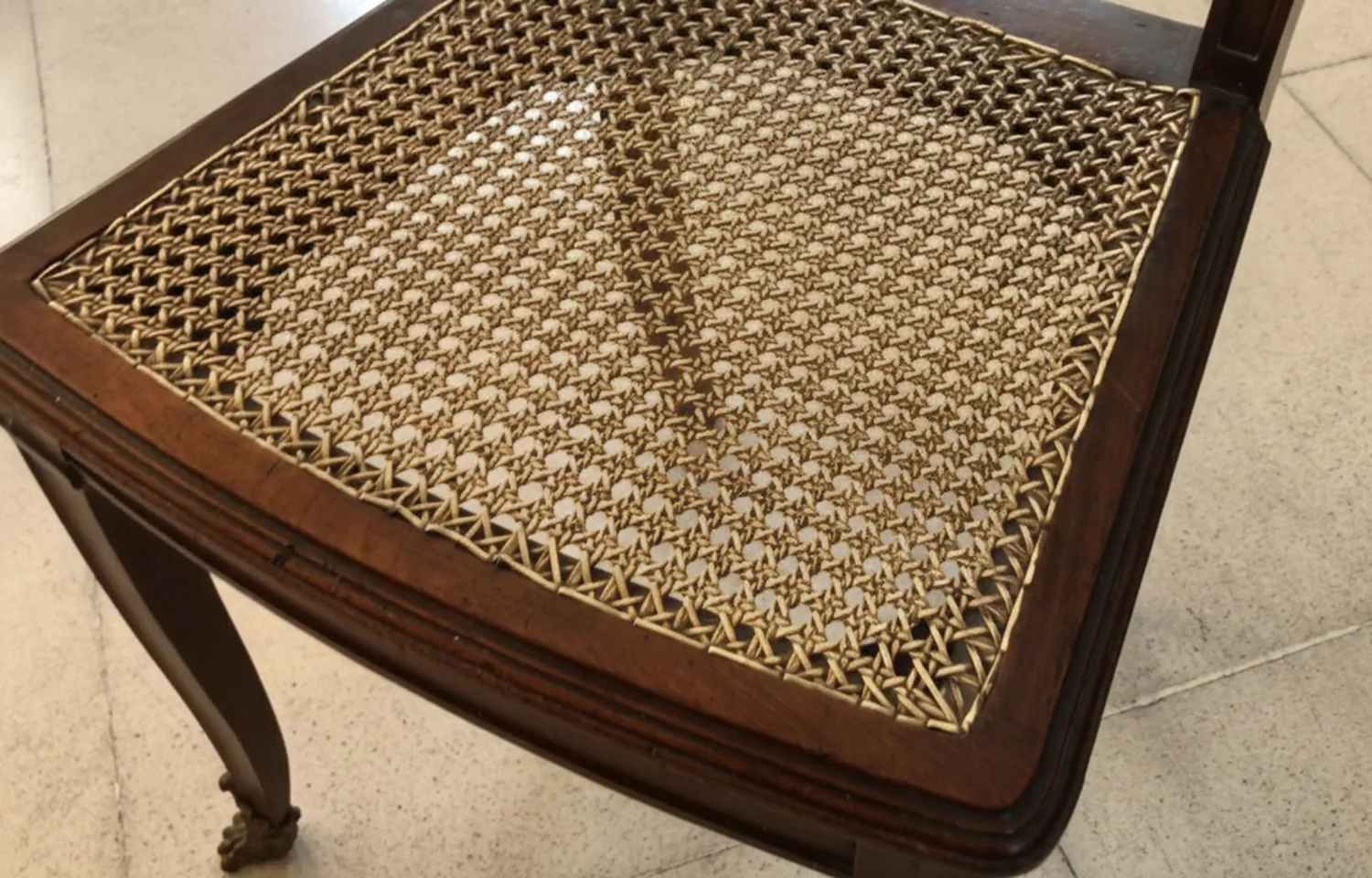 deux chaises anciennes avec un design complexe, partie d'un cadre élégant