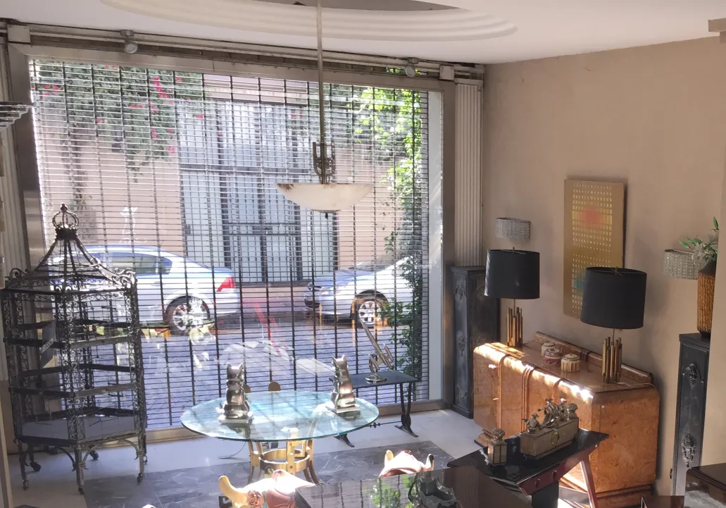 ユニークなスタイルの古い絵が明るい部屋に