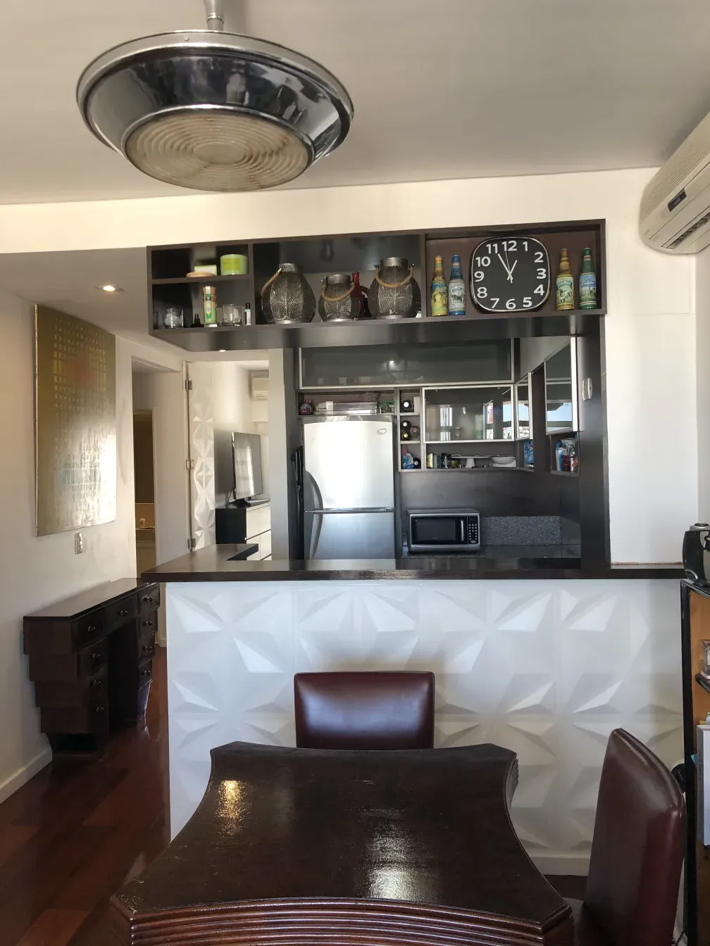 Pintura antigua Ahende Wallferg 1967 en una cocina moderna.