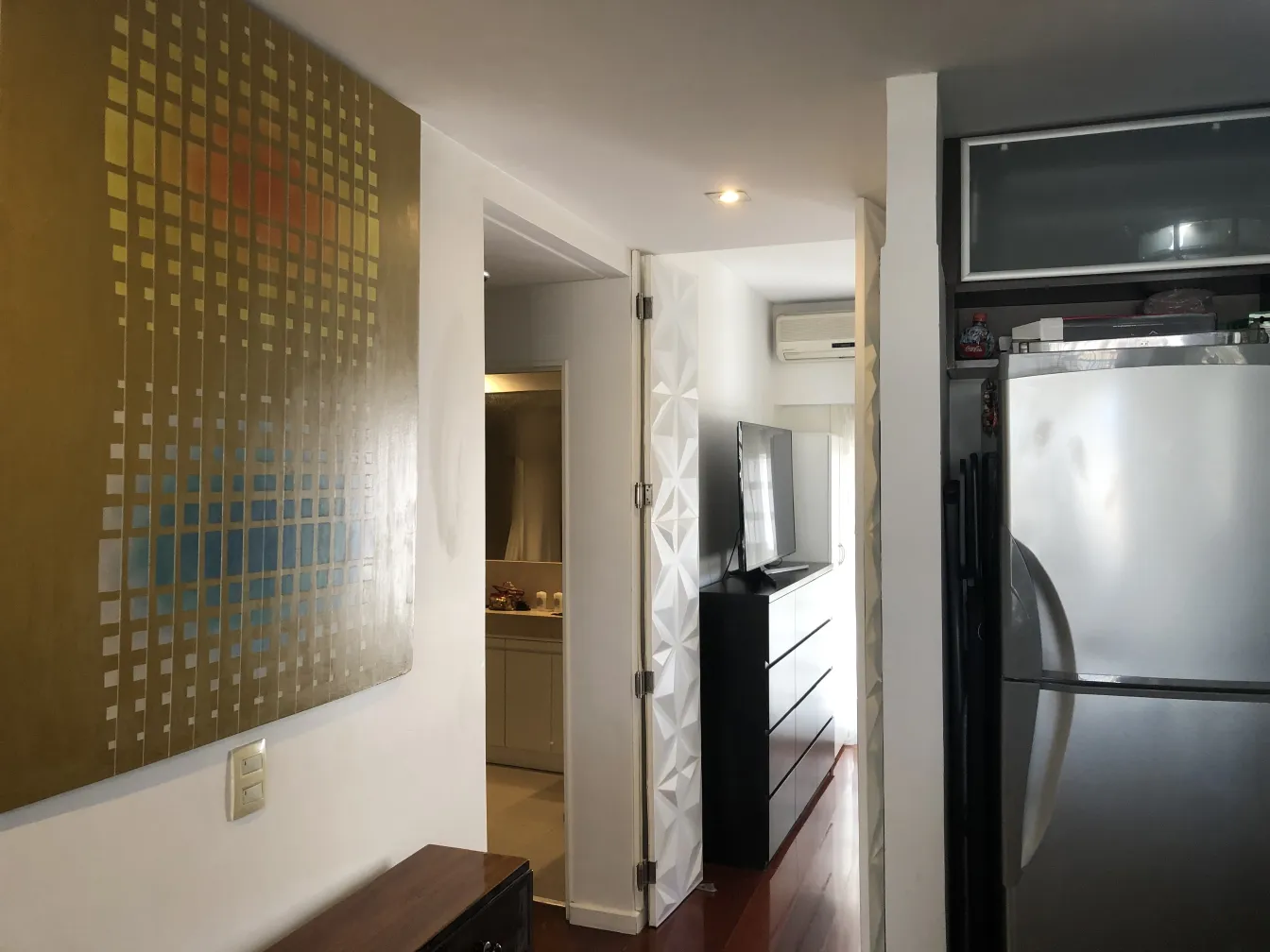 Pintura antiga com design geométrico em dourado e azul.