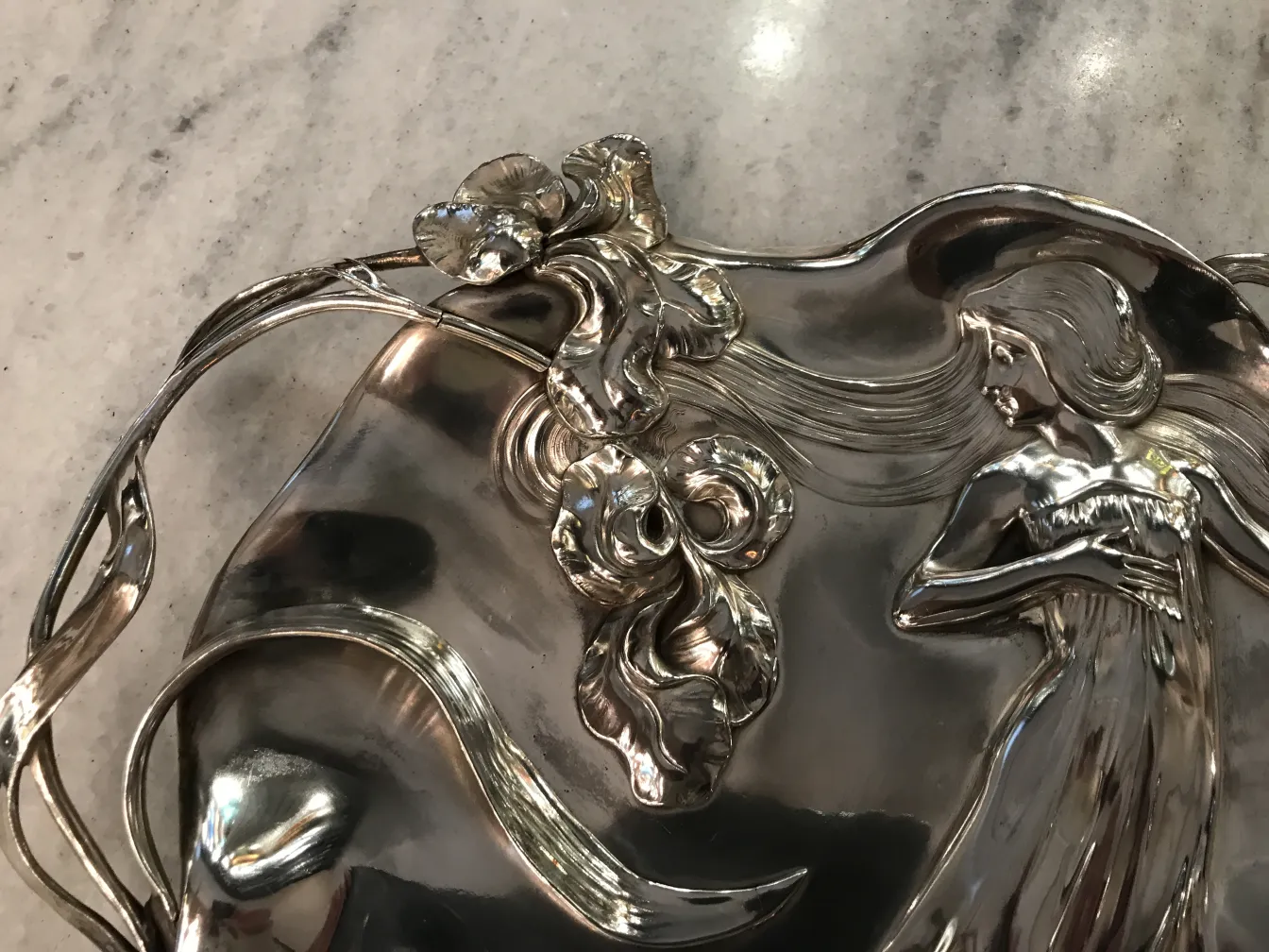 古董卡片托盘wmF，带花卉设计和女性形象