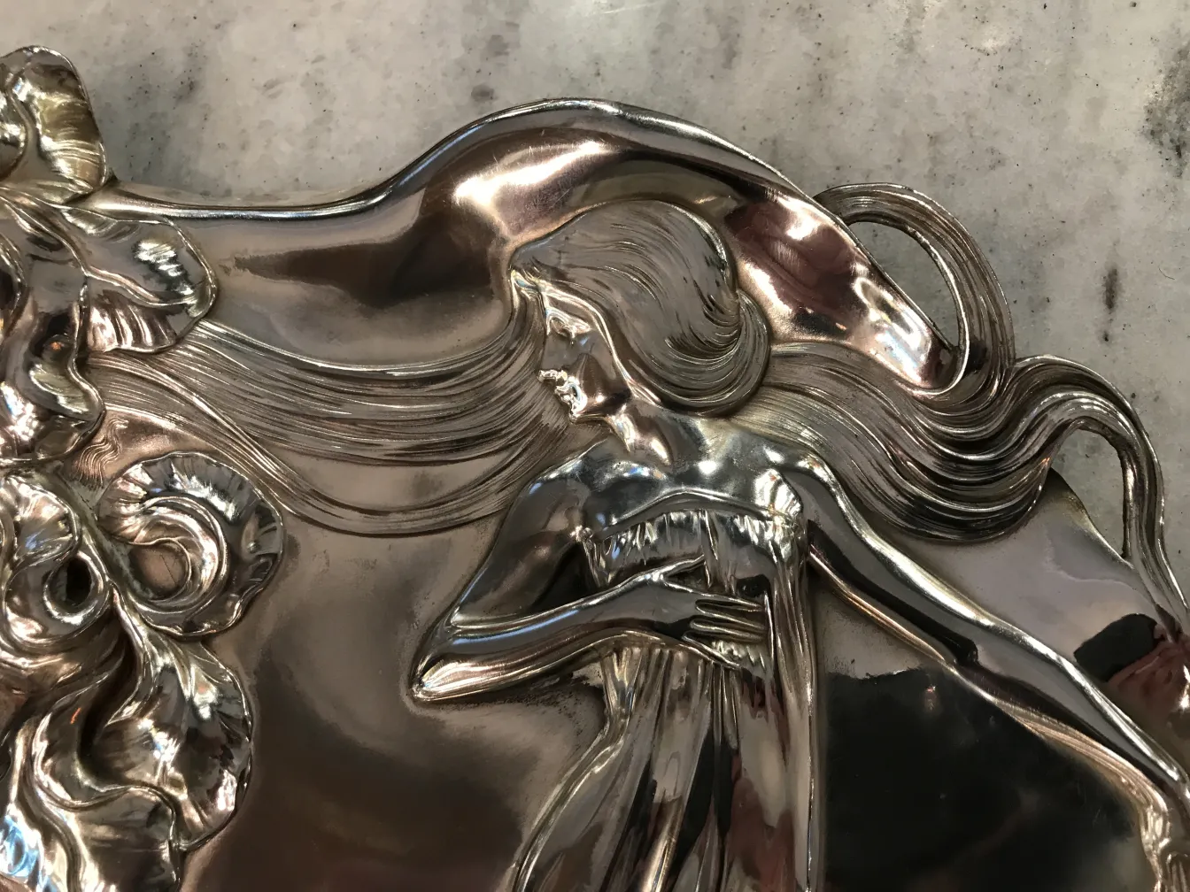 plateau de carte ancien WMF avec design élégant et détails