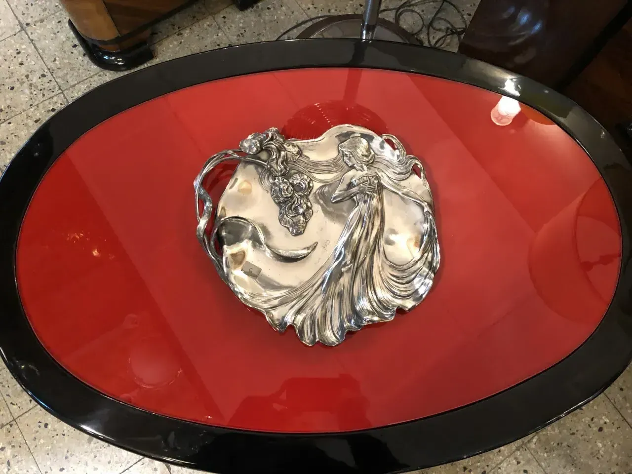 vassoi per carte antichi WMF su un tavolo rosso con dettagli