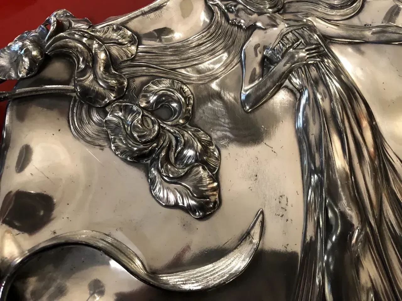 plateau de carte ancien WMF avec détails en relief, cadre élégant