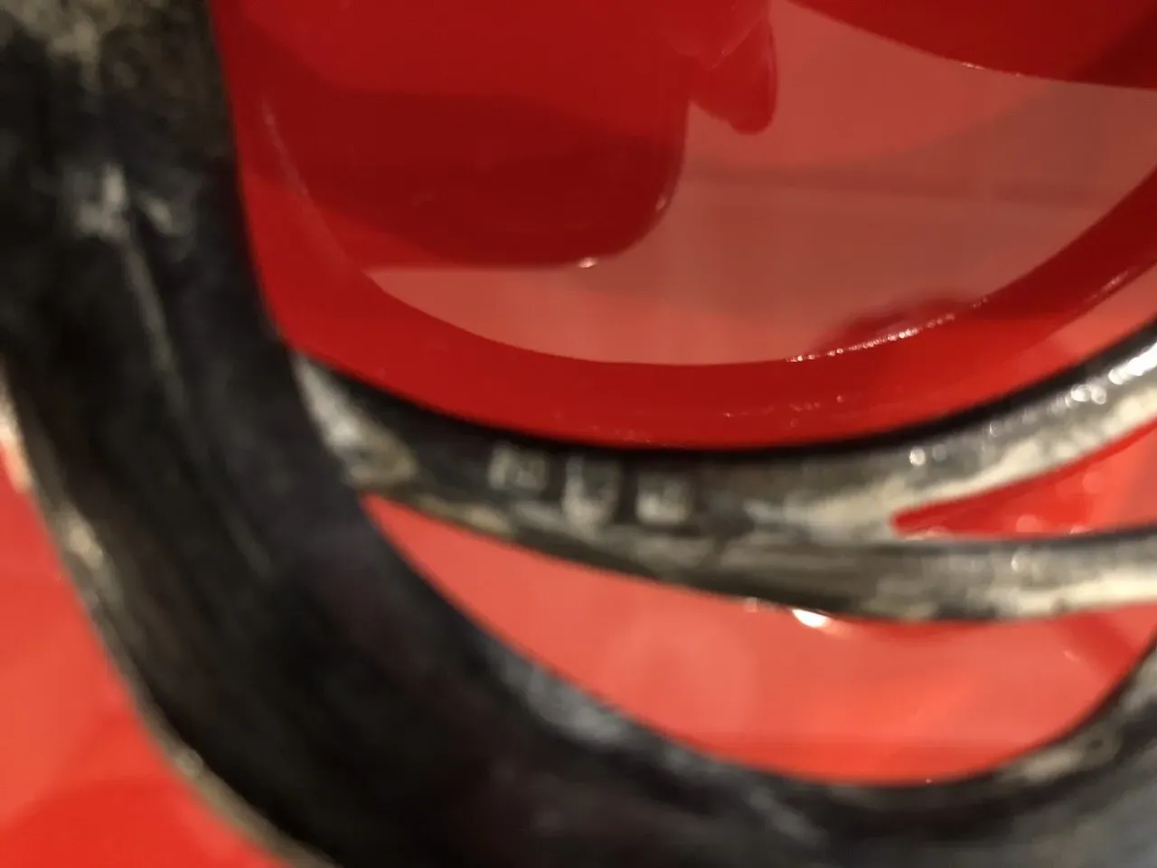 plateaux de carte ancien WMF avec design élégant sur fond rouge