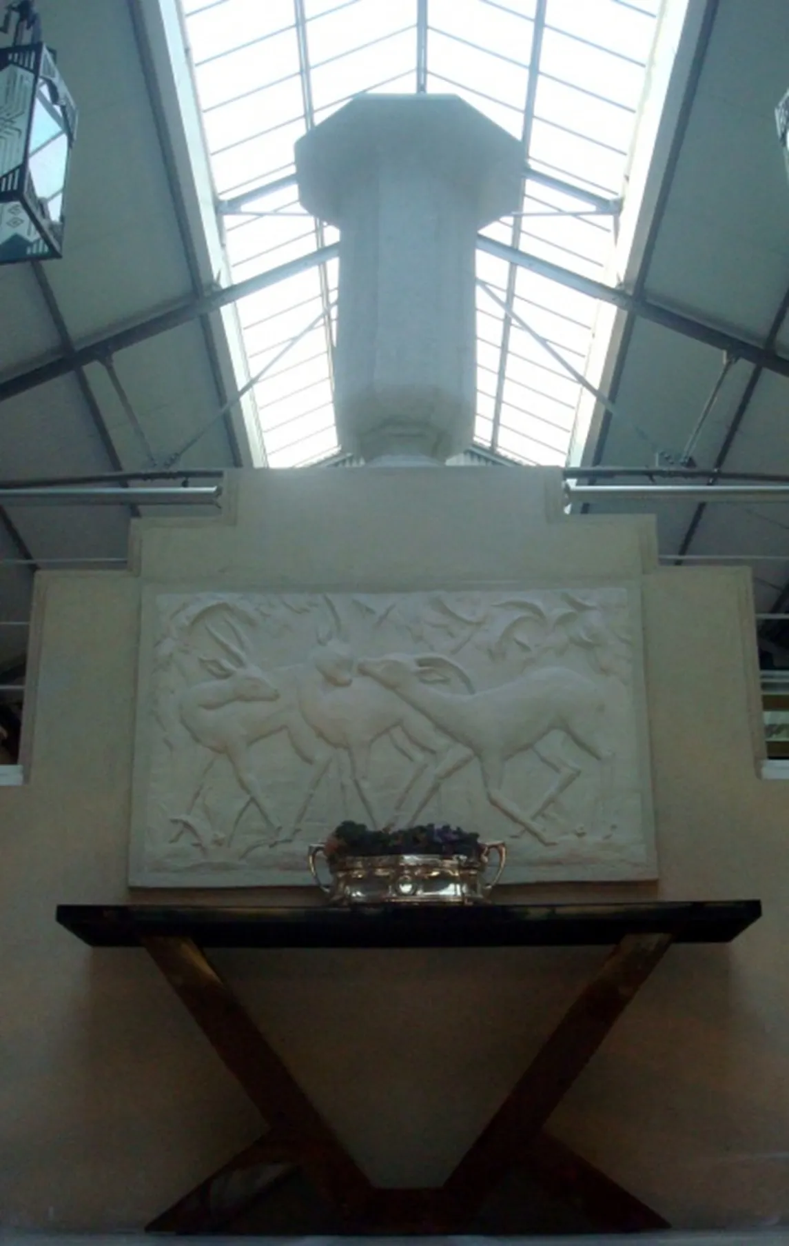 Plaque murale ancienne avec relief d'animaux dans un cadre élégant