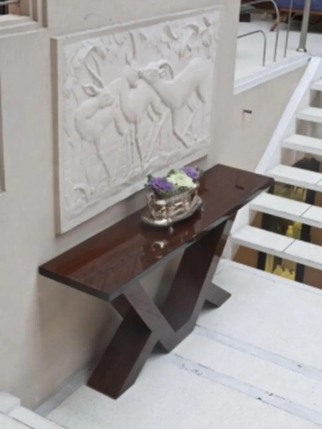 Antike Wandplatte mit dekorativen Reliefs und Blumen.