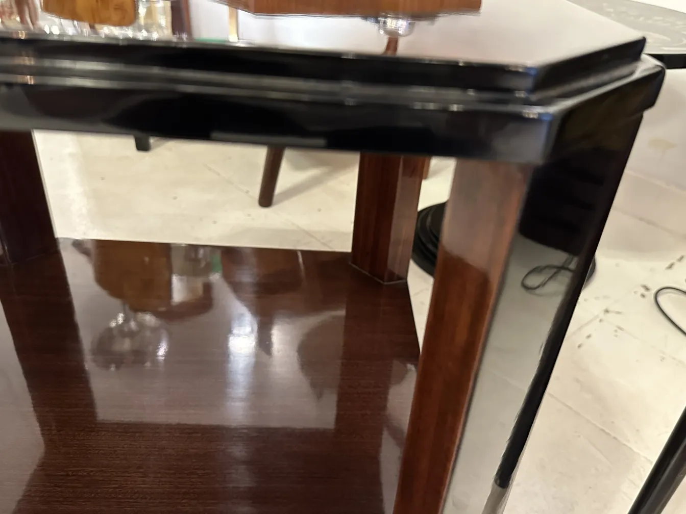 mesa ratona antigua con diseño pulido en entorno elegante