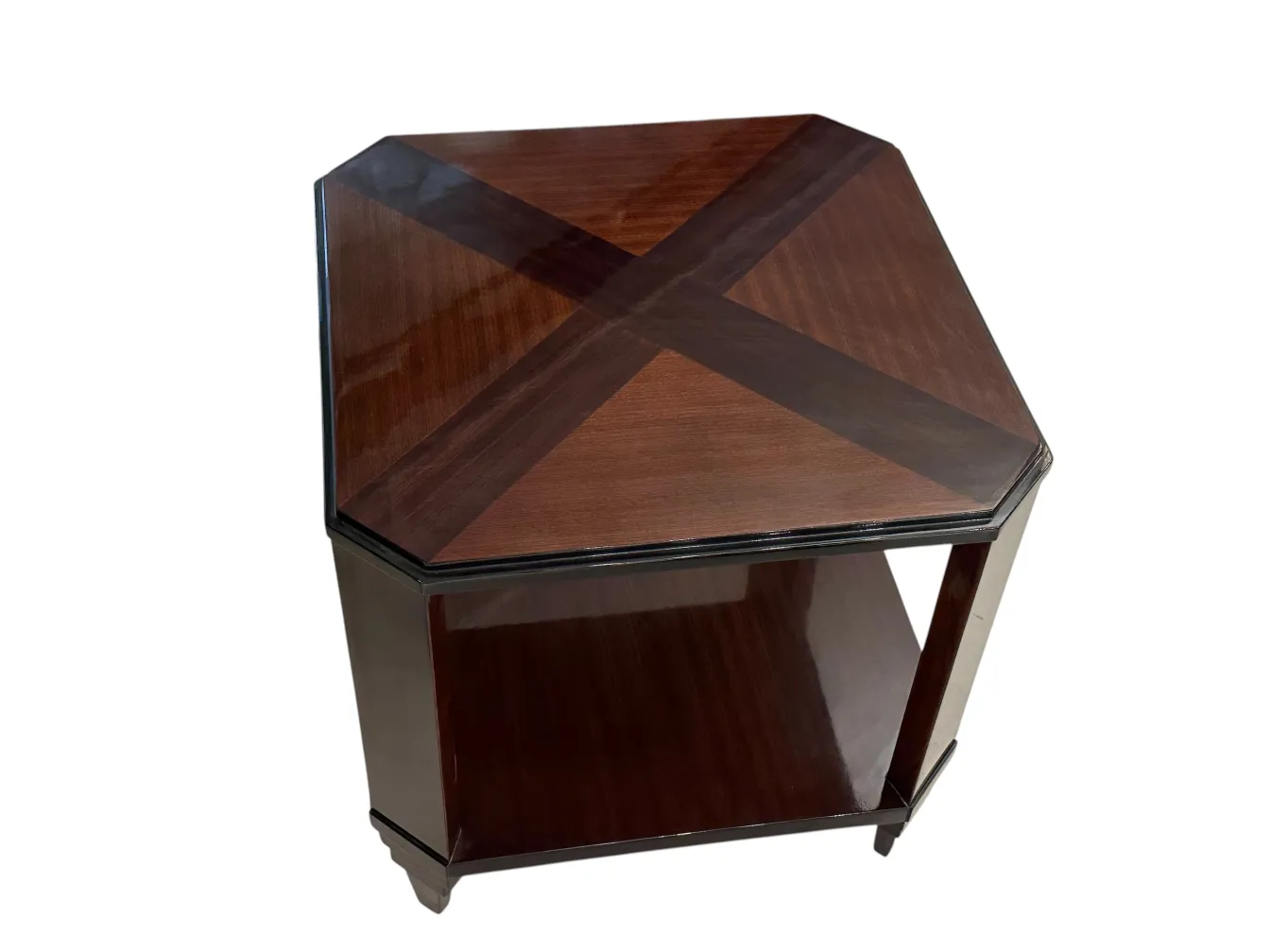 Mesa ratona antigua con diseño octagonal y detalles en madera.