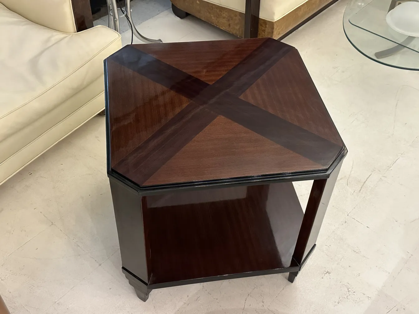 Mesa ratona antigua con diseño art deco y forma octagonal.