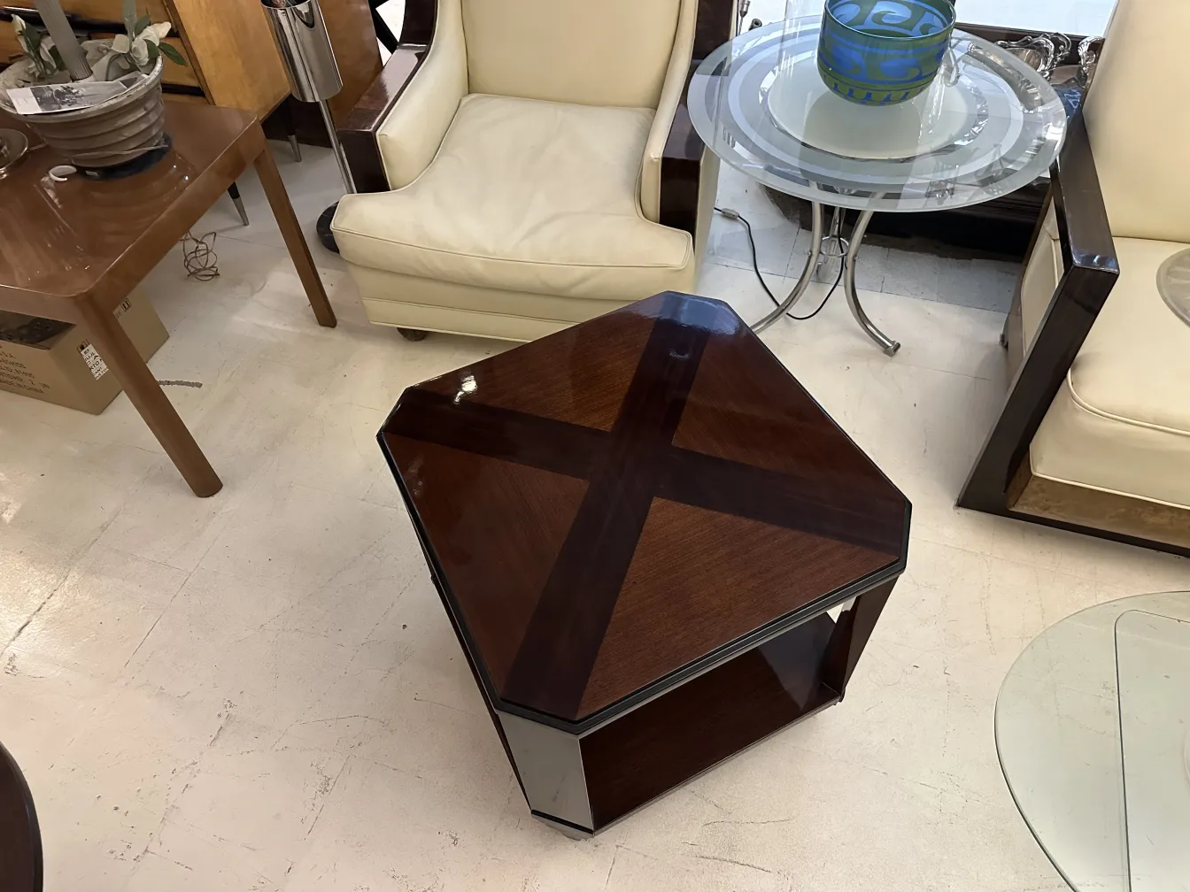 Mesa ratona antigua con diseño Art Deco en ambiente moderno