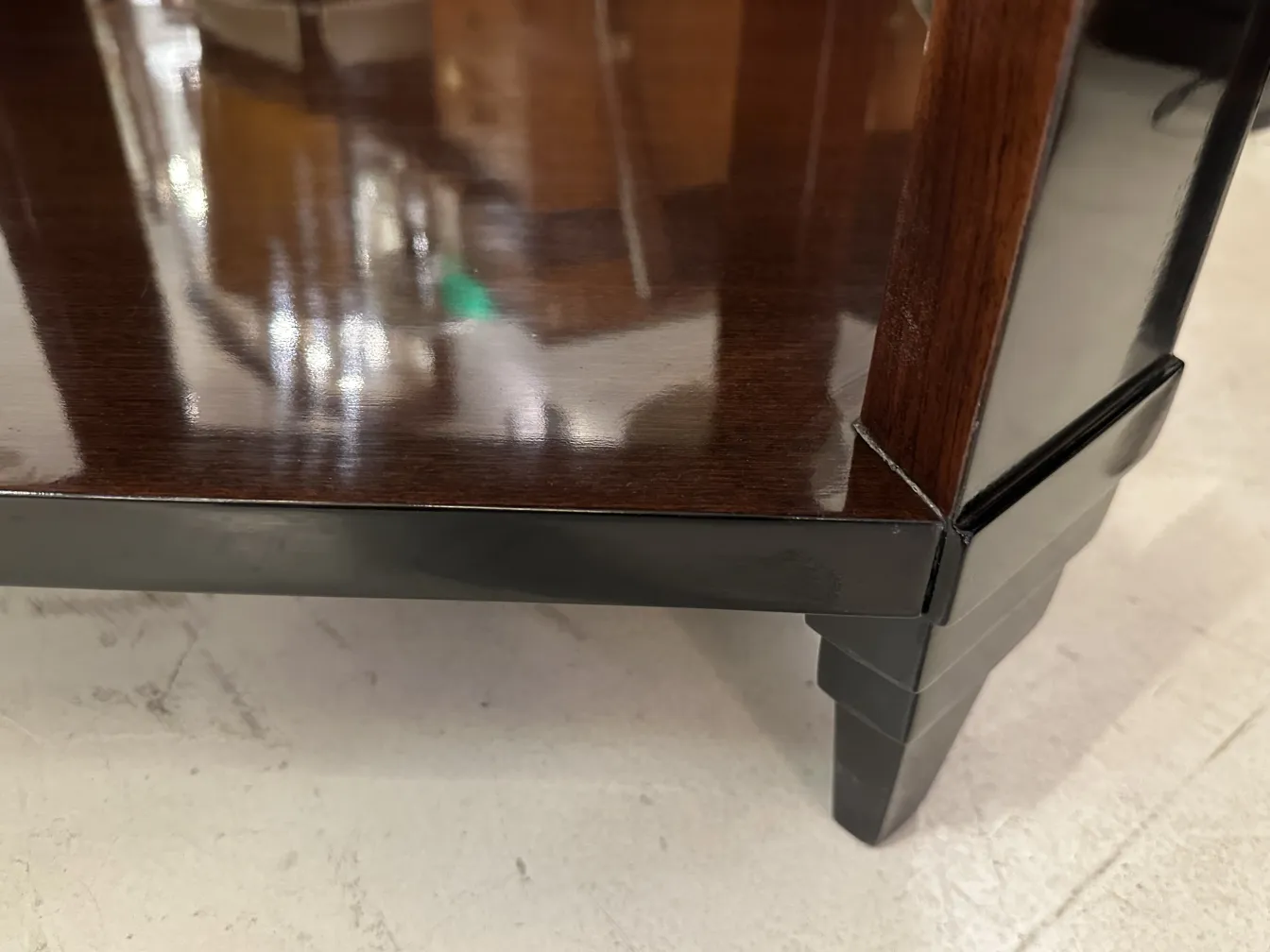 Mesas ratonas antiguas con acabados elegantes y diseño Art Deco en ambiente clásico.