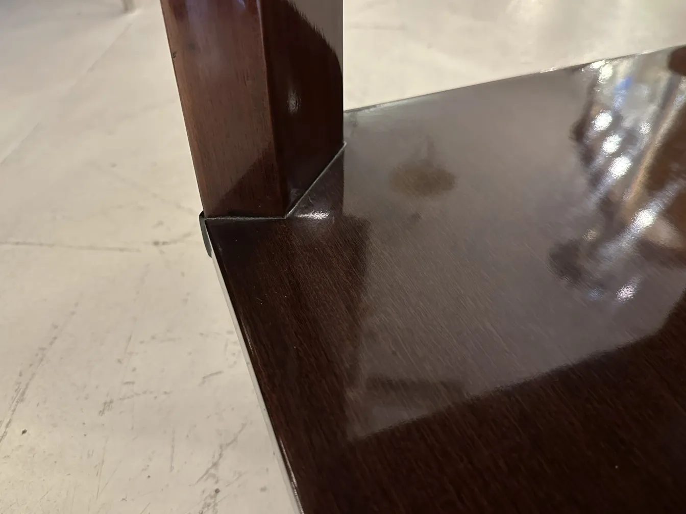 vista lateral de una mesa ratona antigua de estilo Art Deco