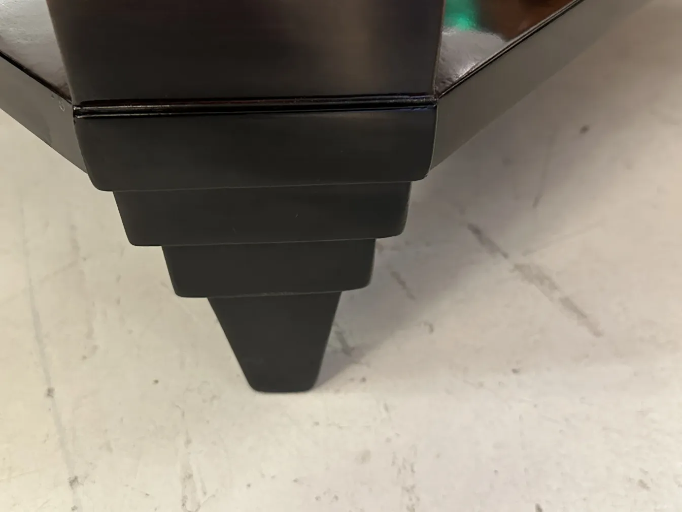 Mesa ratona antigua con detalles art deco, elegante y estilizada.