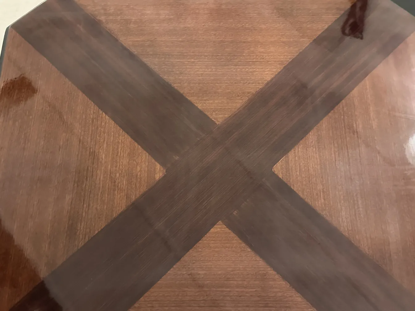 Mesa ratona antigua con diseño geometricamente atractivo en el centro de una habitación elegante.