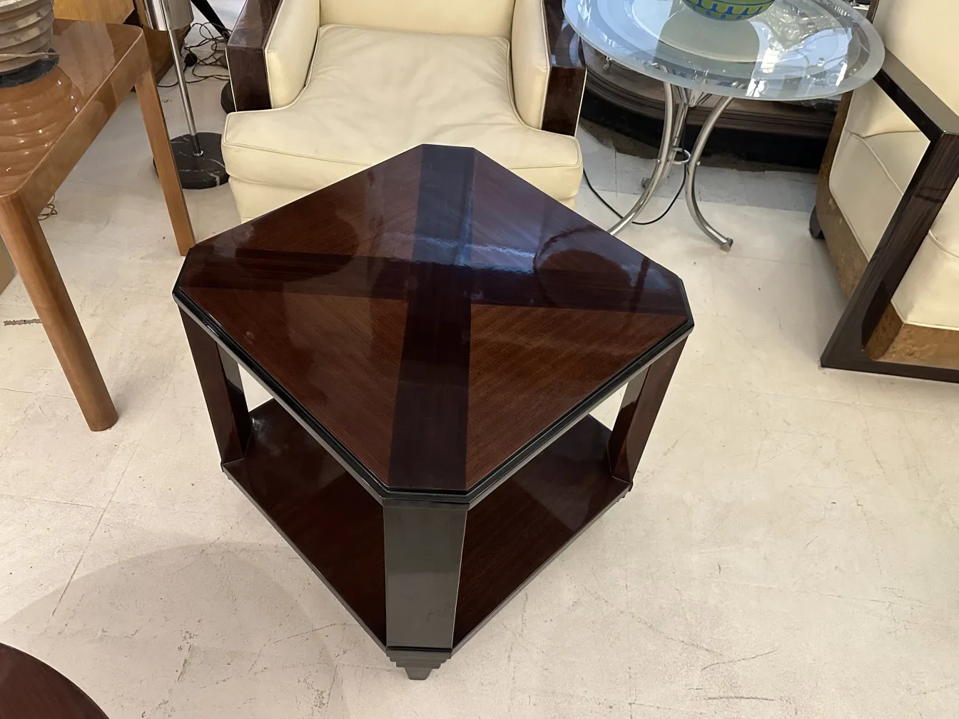 mesa ratona antigua de forma hexagonal en un ambiente elegante