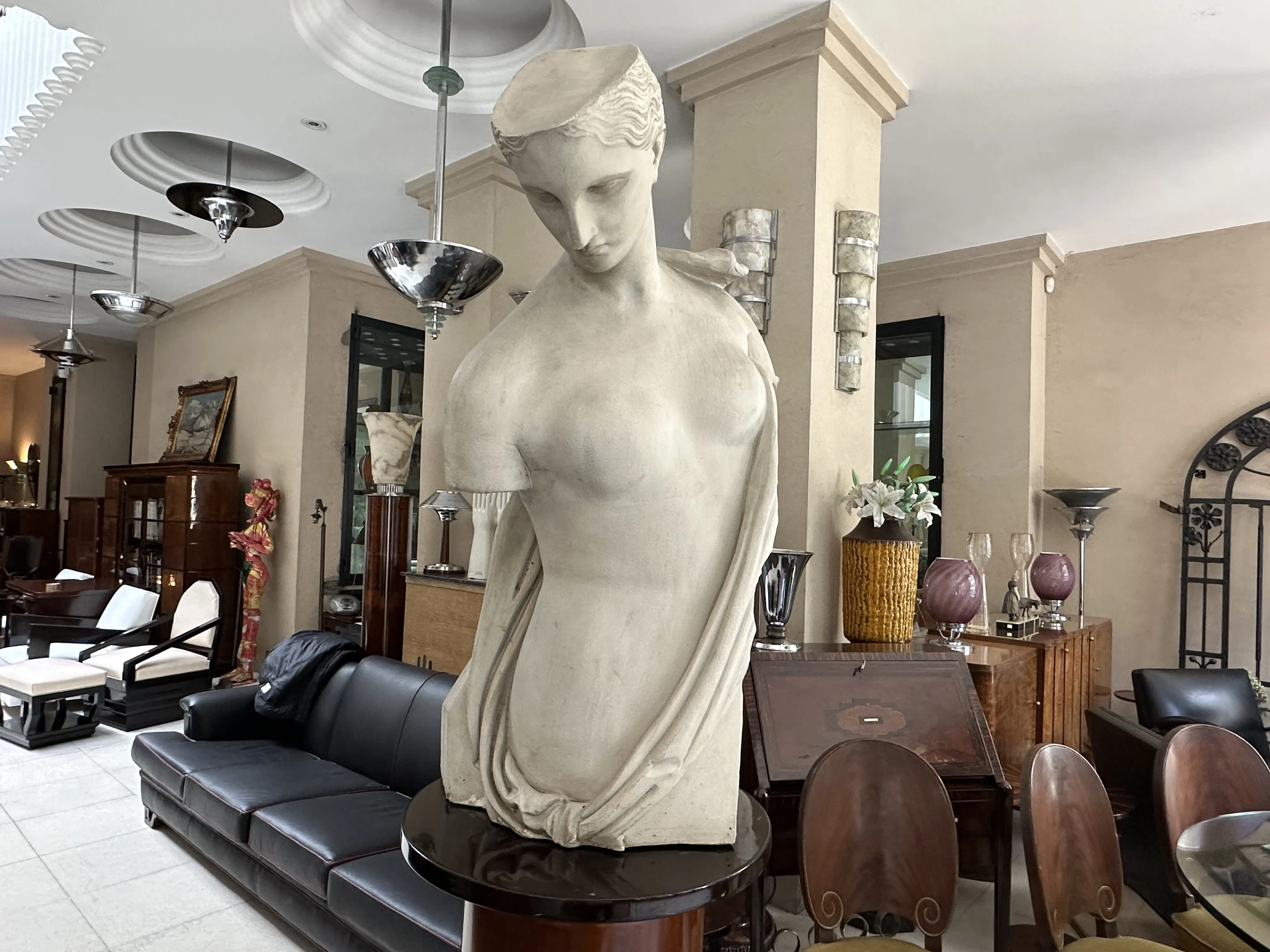 escultura antigua de mujer con detalles delicados en un entorno elegante