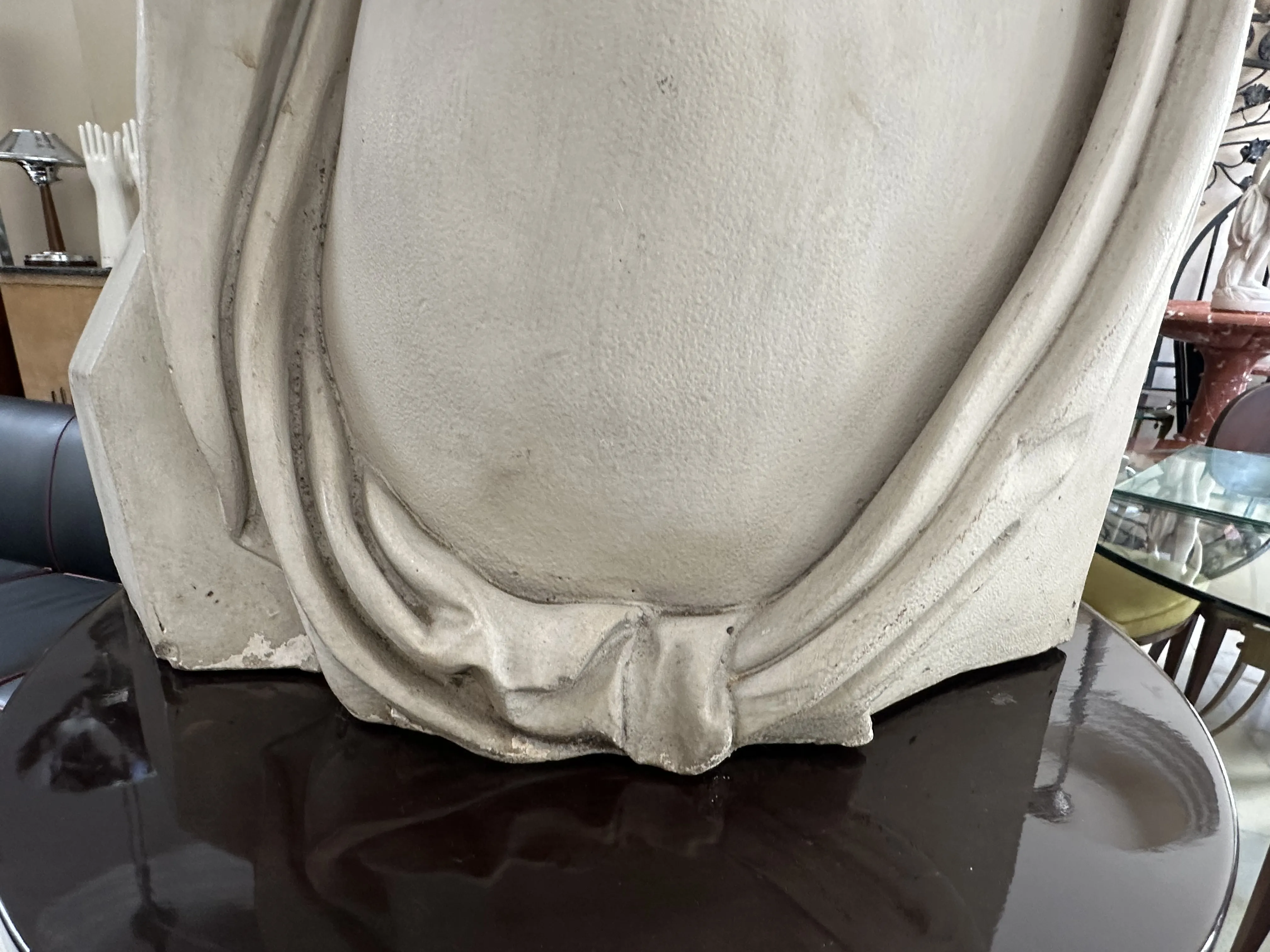 detalle de una escultura antigua con pliegues visibles