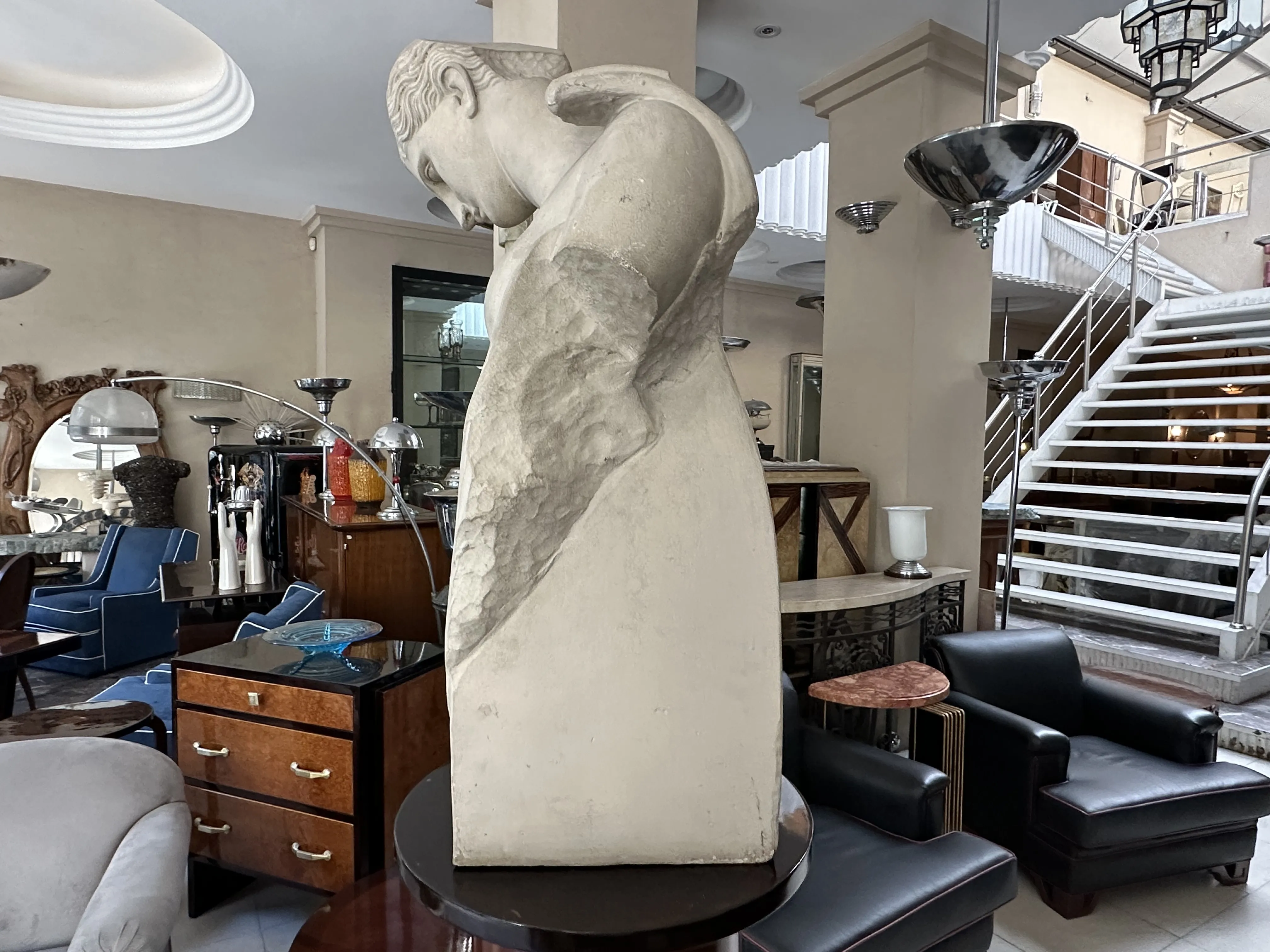 escultura antiga de Pietro Barzanti em uma sala moderna com móveis elegantes e decoração contemporânea