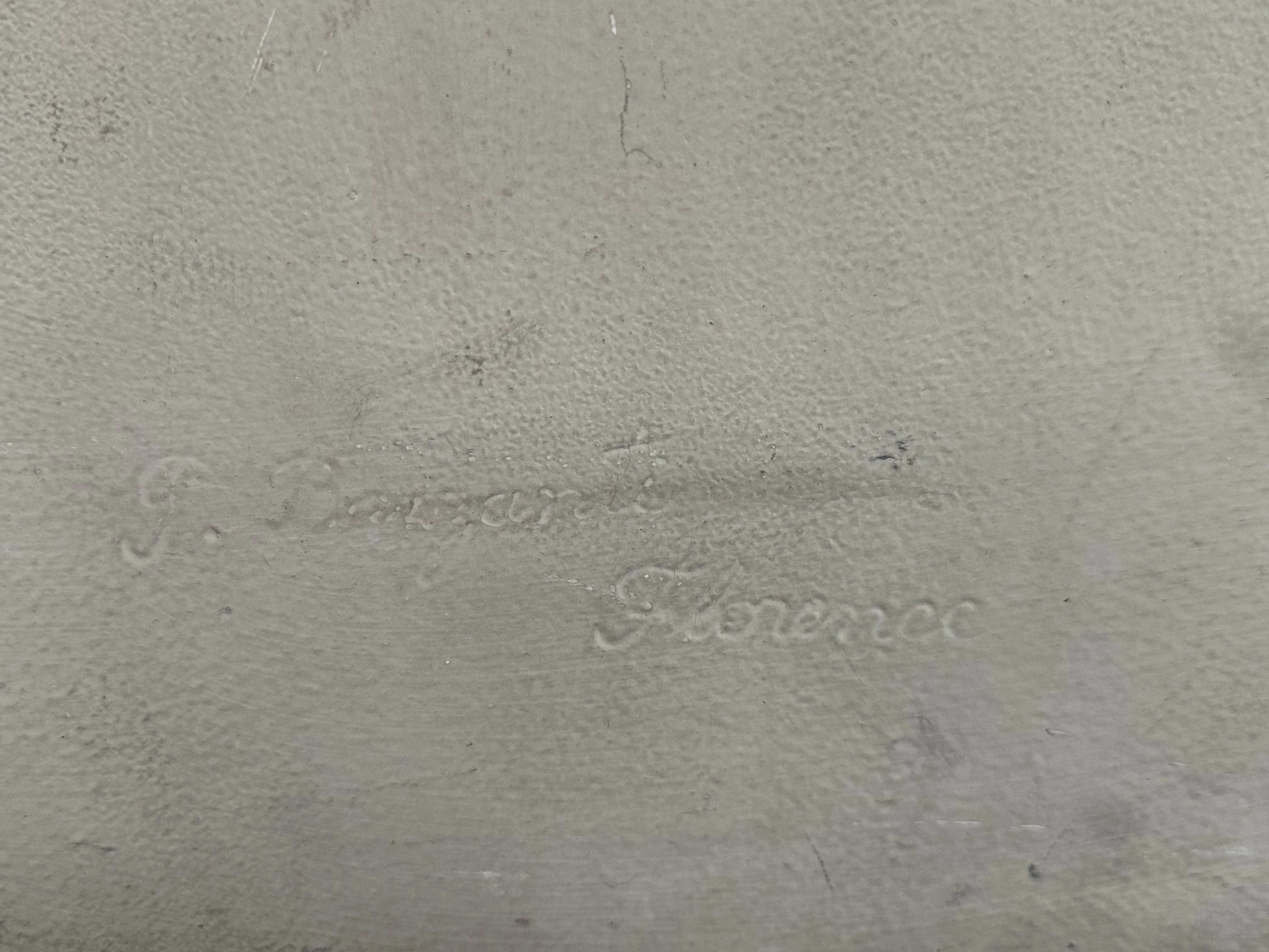 escultura antigua firmada por Pietro Barzanti, fondo texturizado claro