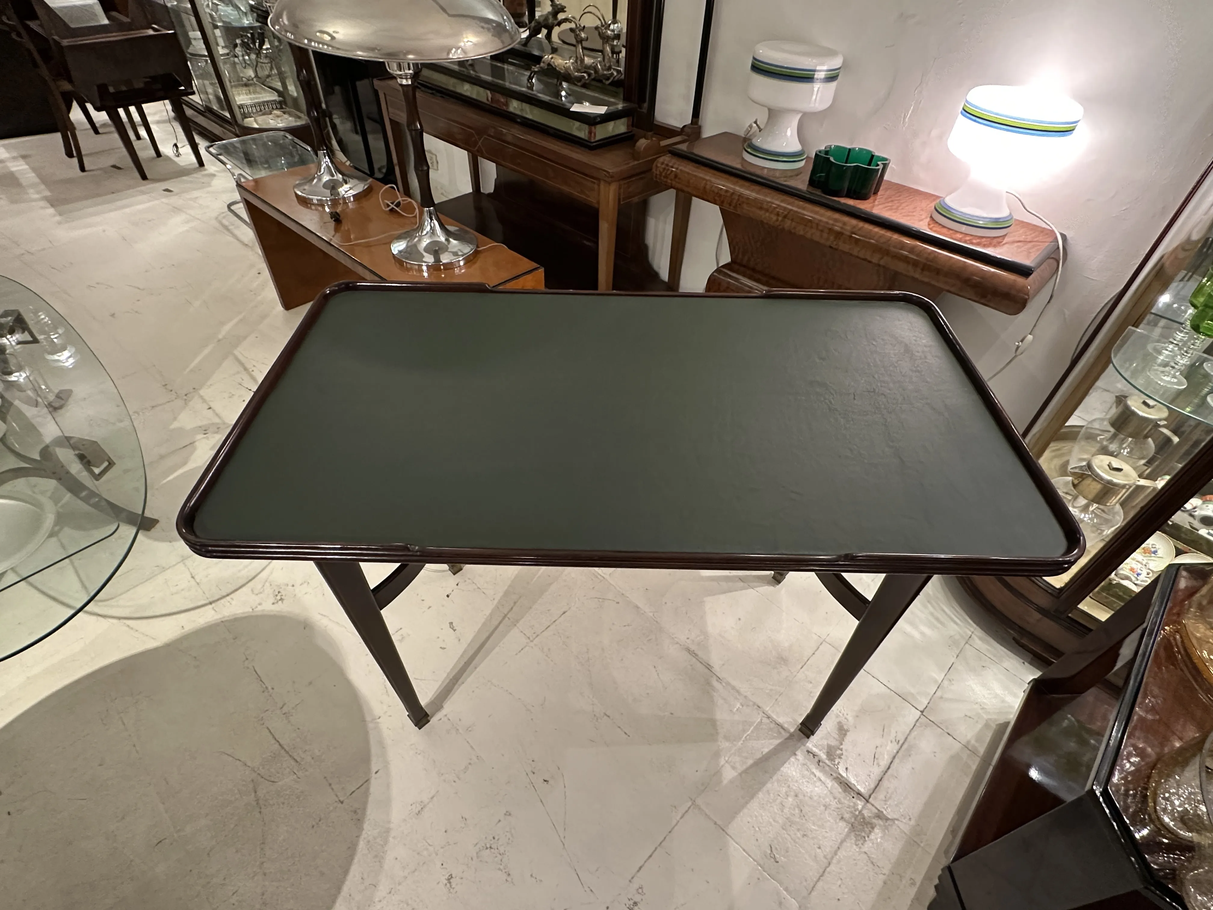 antiker Schreibtisch mit grüner Oberfläche, eleganter Rahmen