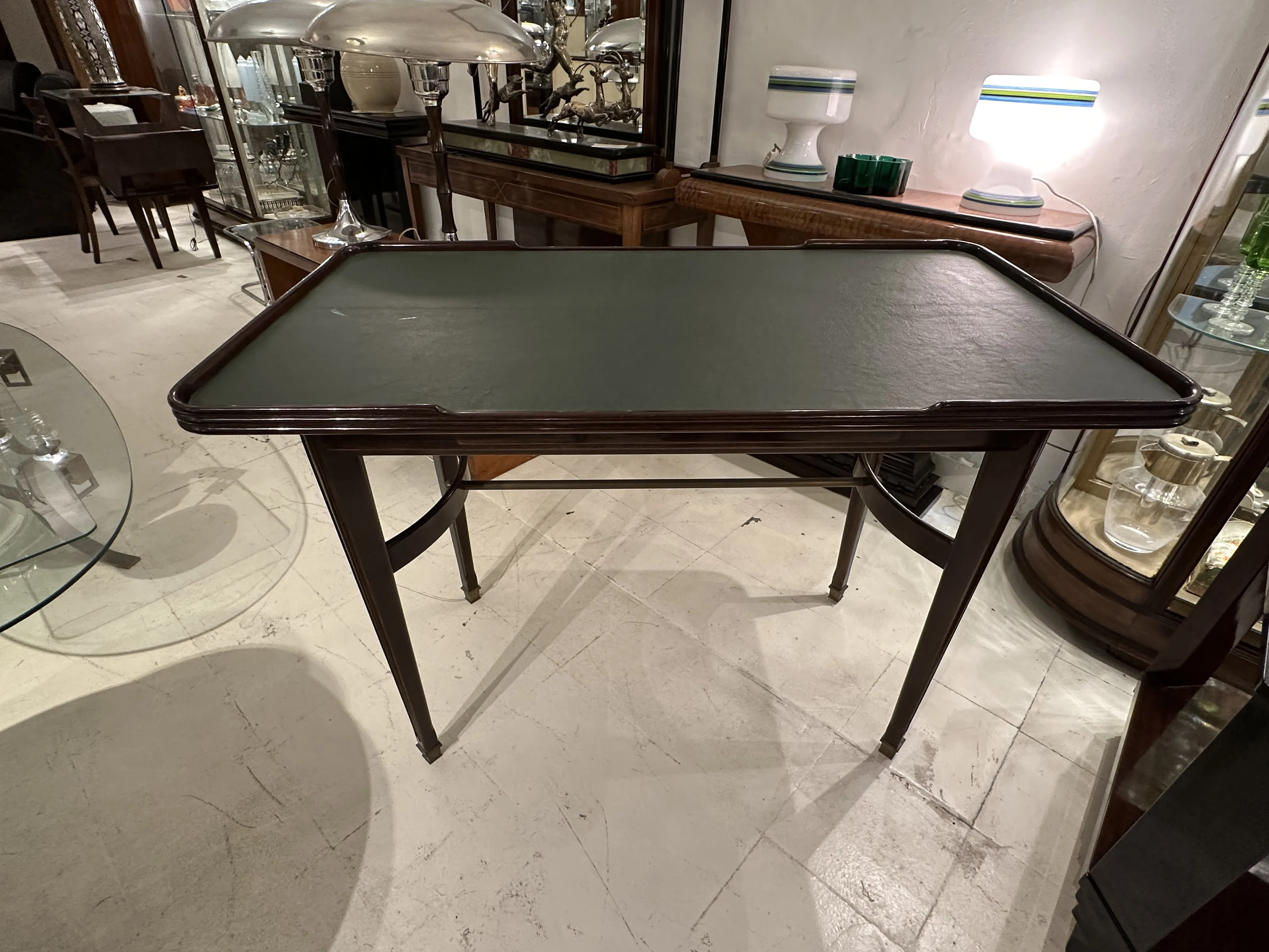 Mesa de comedor antigua para 4 personas en entorno elegante.