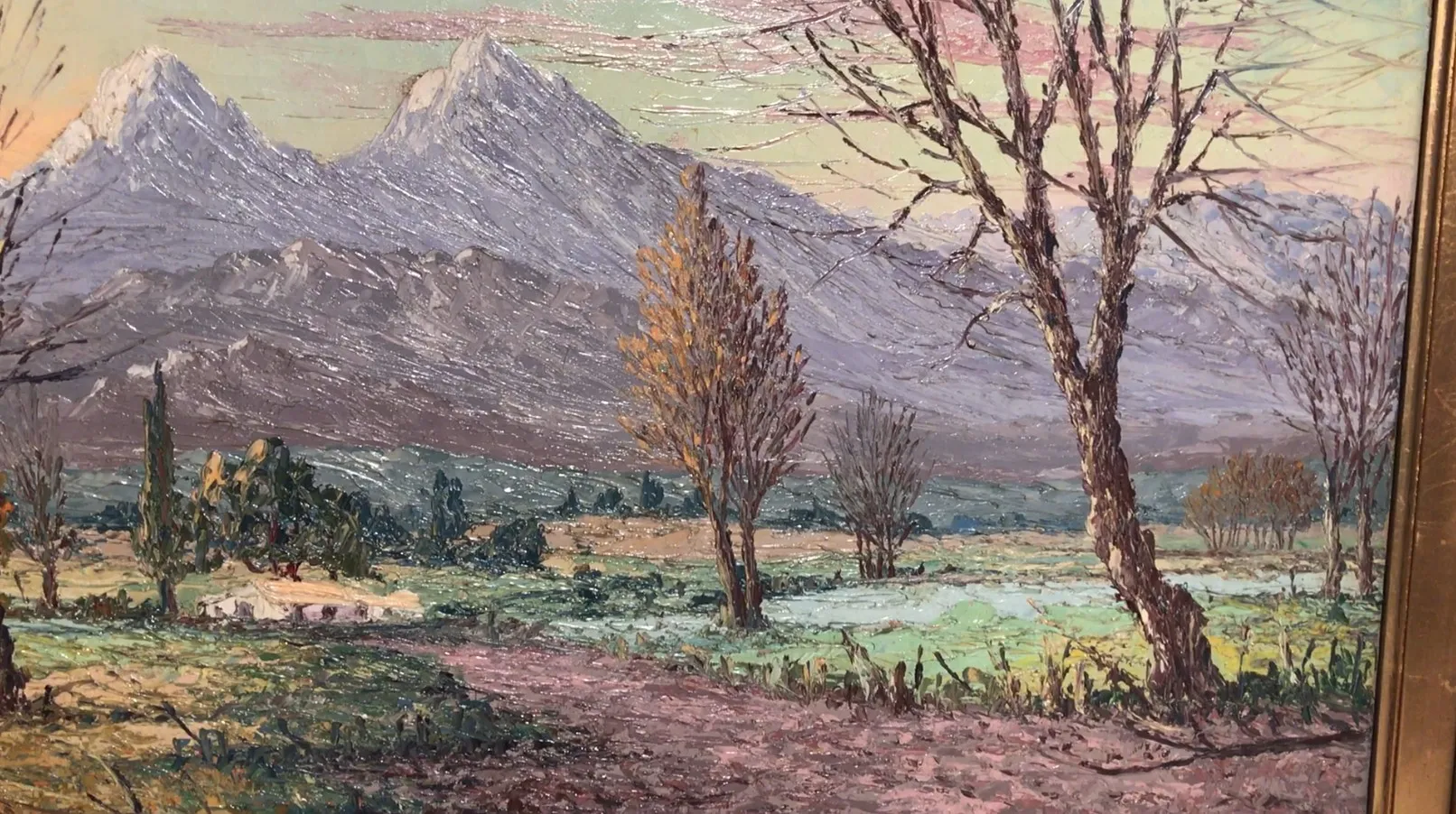 pintura antigua de paisaje con montañas y árboles