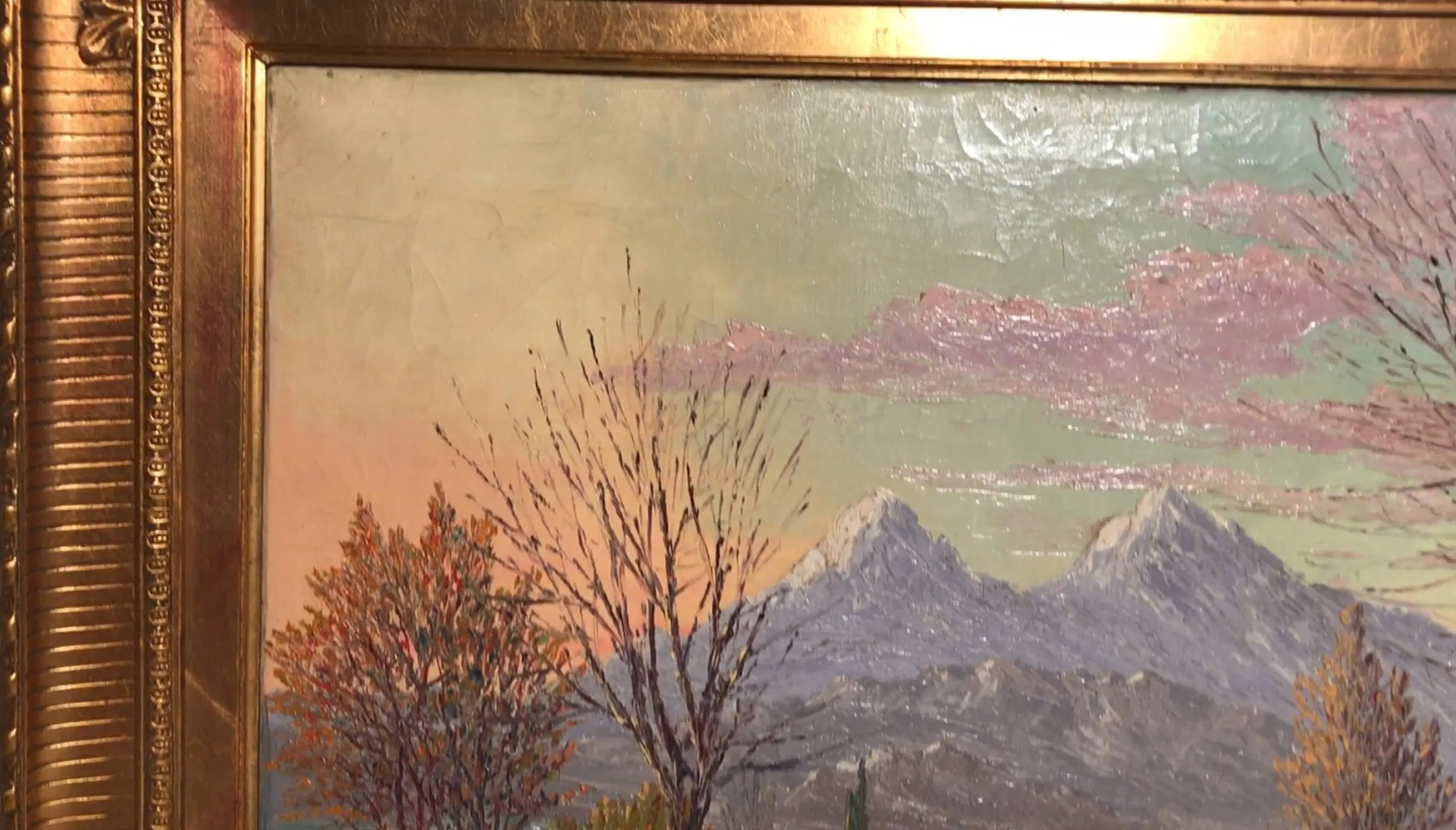 pintura antiga de uma paisagem montanhosa ao entardecer com árvores