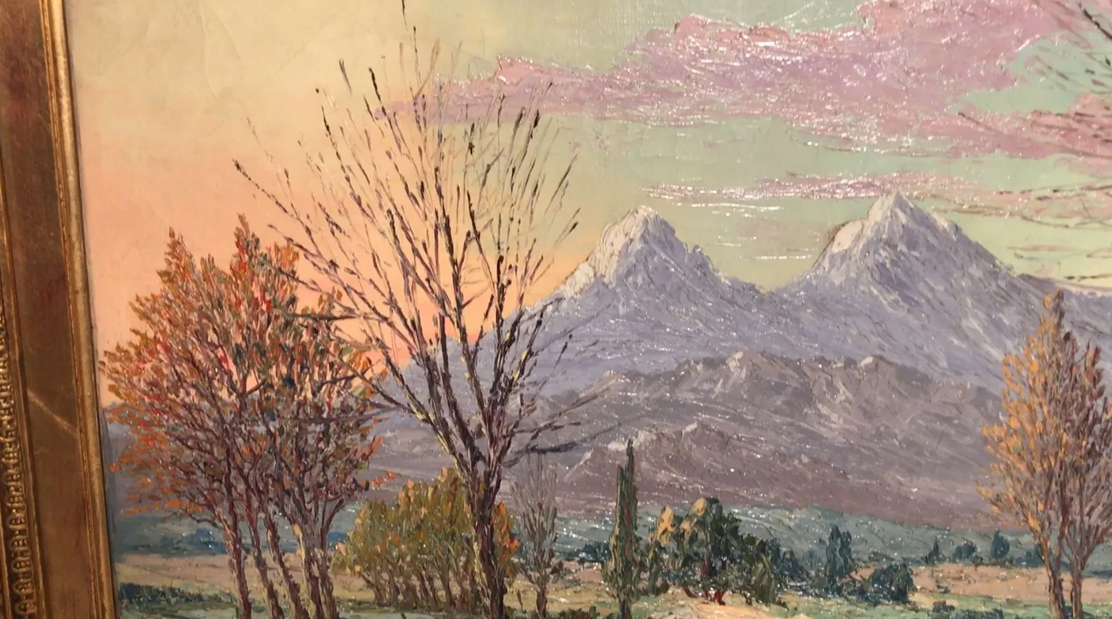 pintura antigua con montañas y árboles en el paisaje