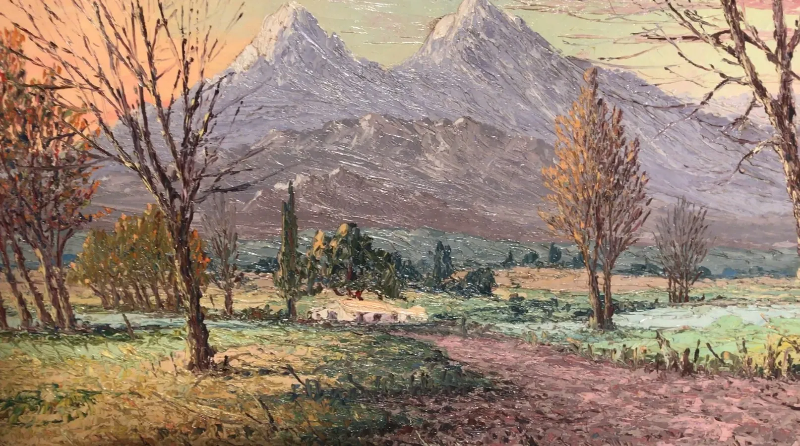 Pintura antigua que representa un paisaje montañoso con árboles y una vía de tierra.