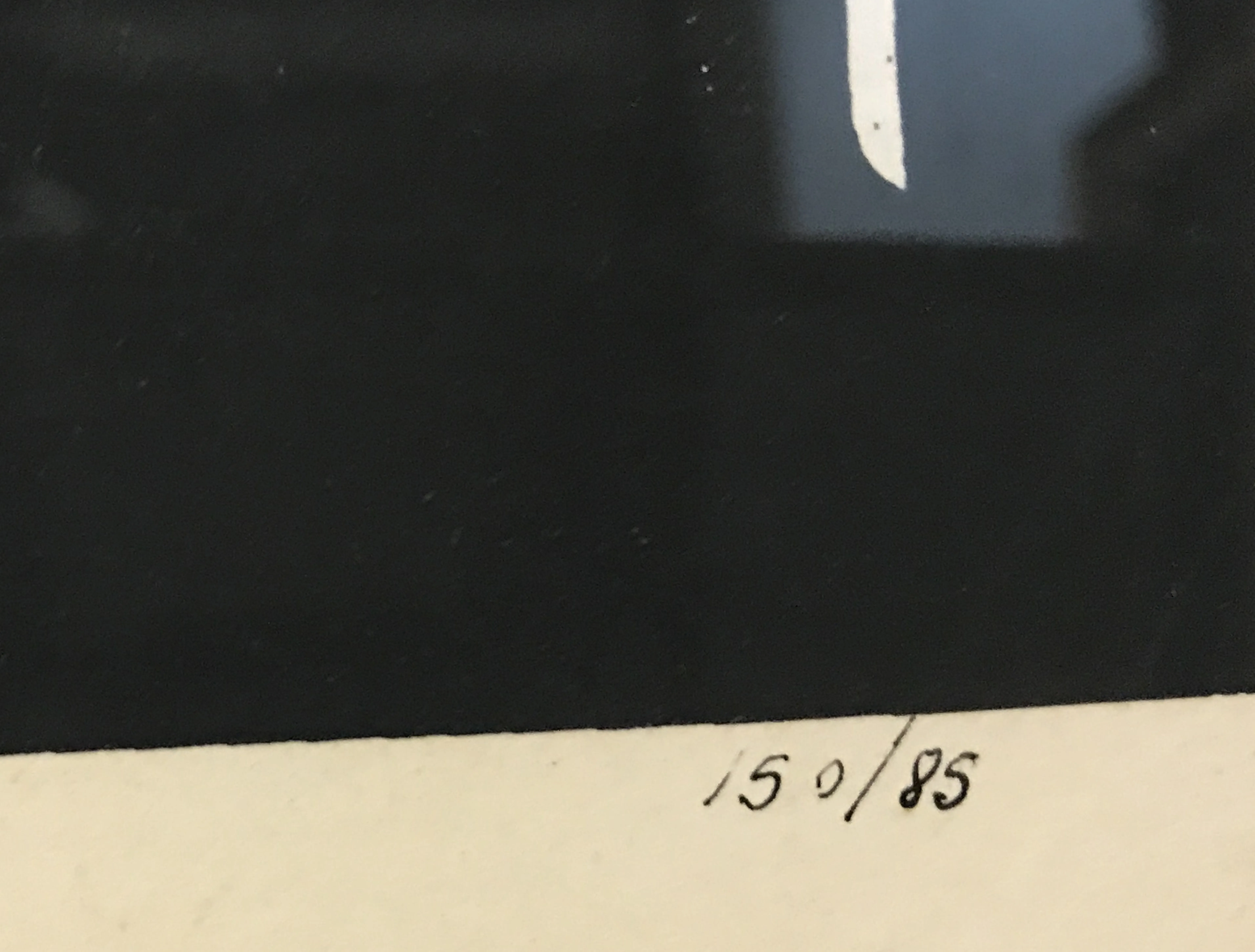 Lámina antigua de Vasarely con fondo oscuro y firma visible