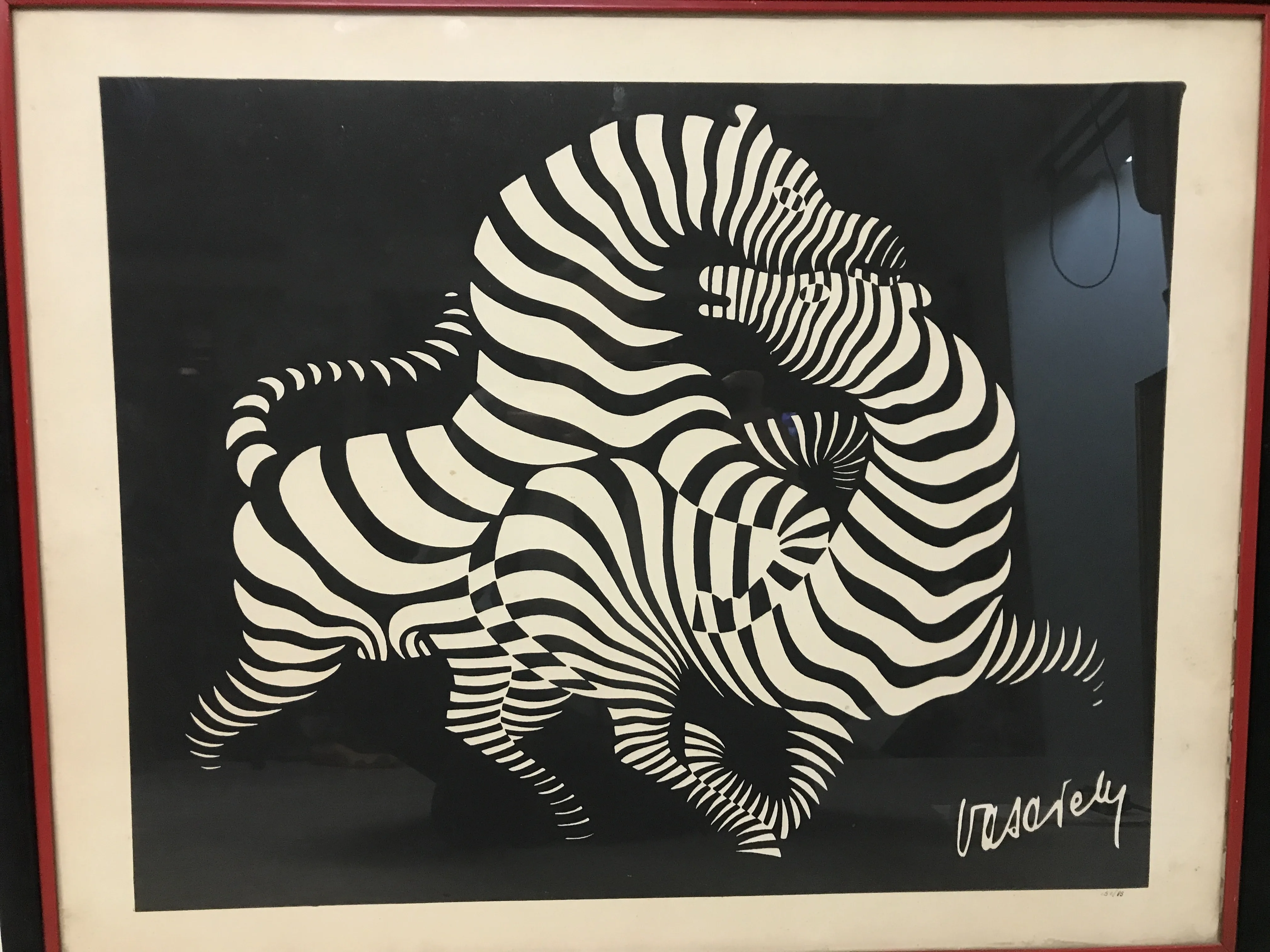Lâmina antiga de Vasarely com design listrado em preto e branco emoldurada.