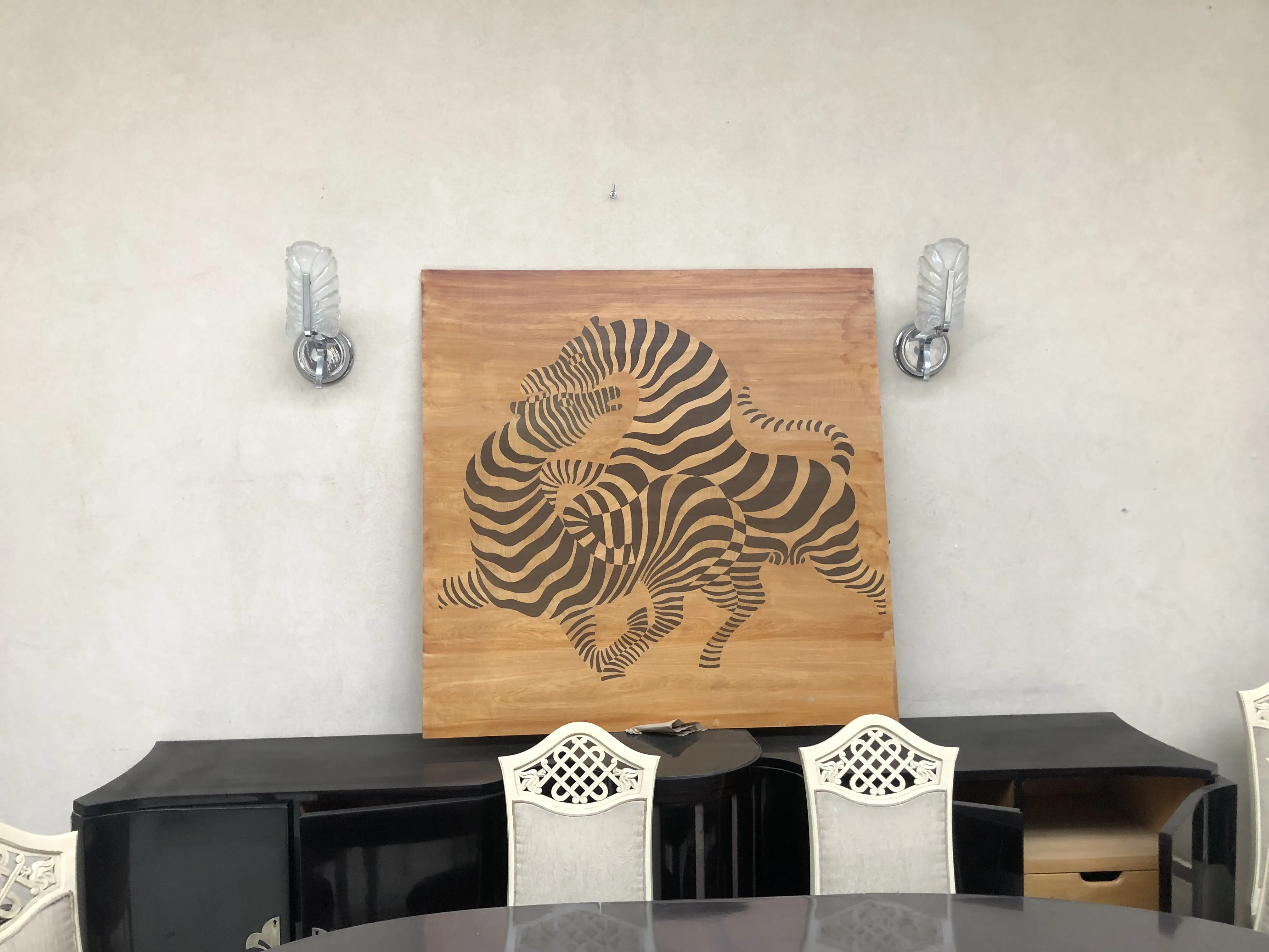 obra de marquetería con diseño zigzagueante sobre fondo claro