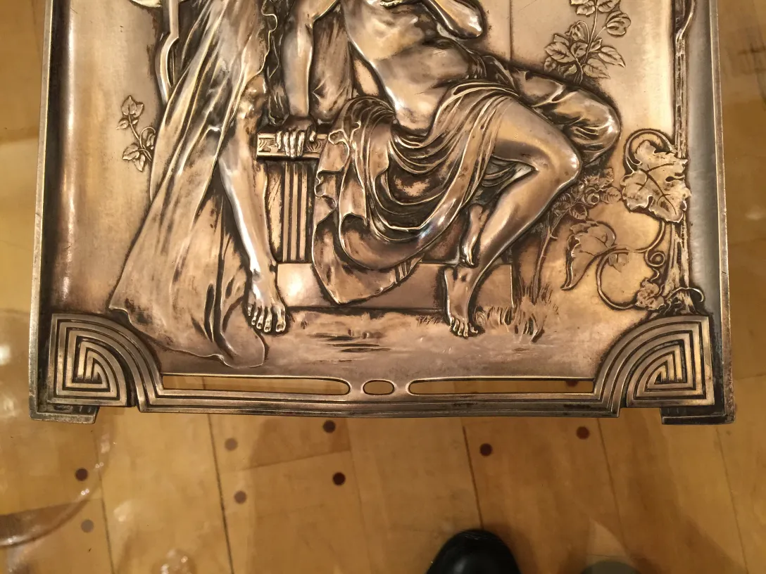 Dettagli decorativi su 2 targhe da muro antiche con figure umane.