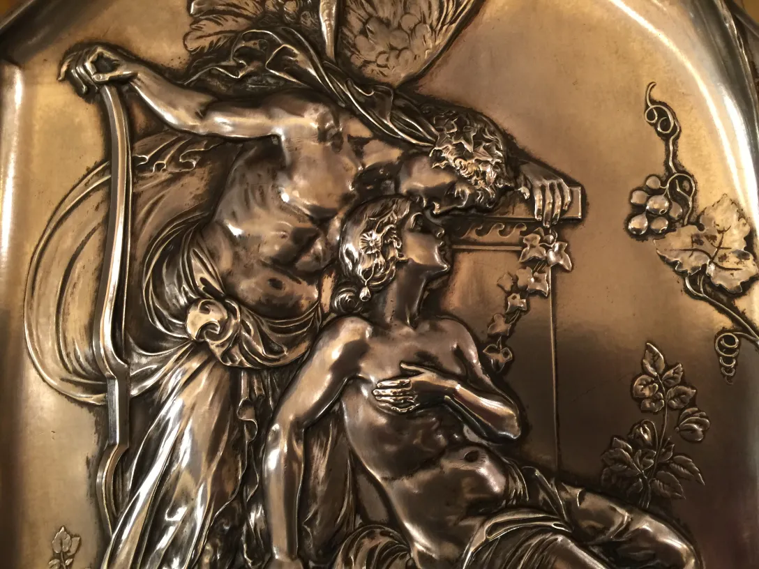 placas de parede antigas com detalhes decorativos e figuras