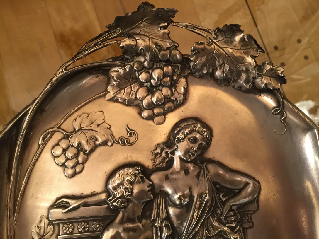 deux plaques murales anciennes avec des motifs de raisins