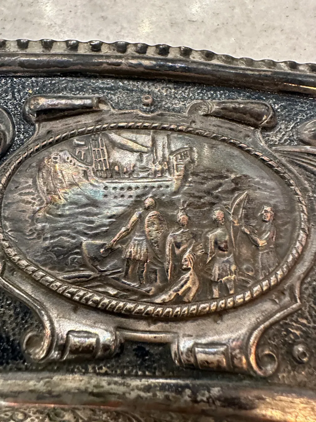 क्रिस्टोफर कोलंबस की प्राचीन दीवार प्लेट, जिसमें ऐतिहासिक राहत विवरण हैं।