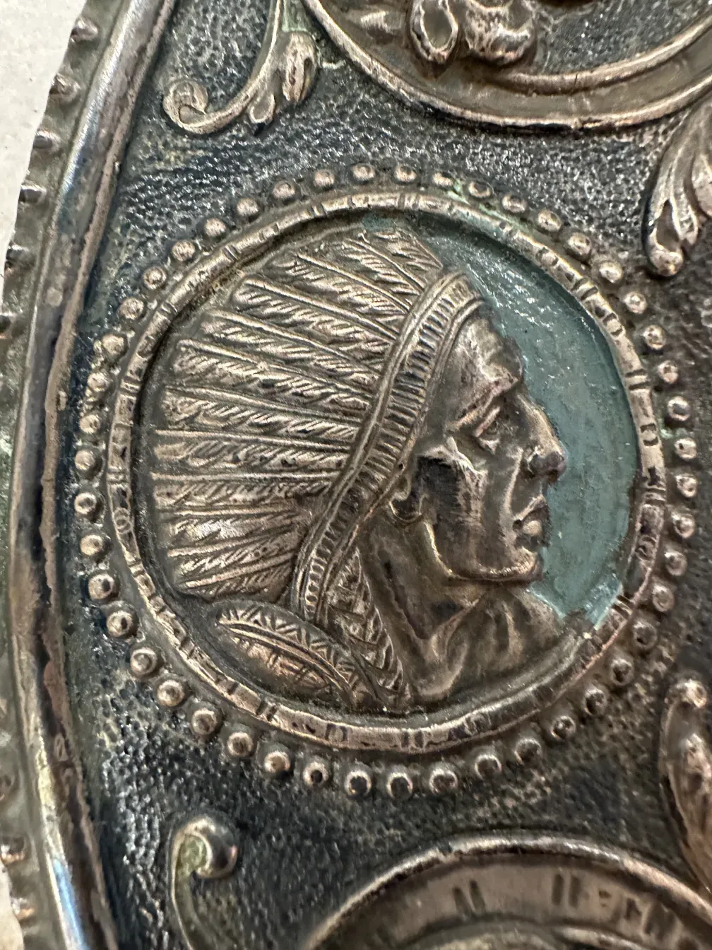 dekorative wandplatte mit relief von Christoph Kolumbus auf silbernem Hintergrund