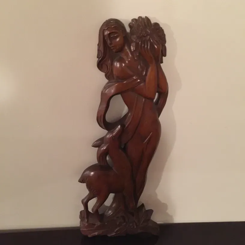 placa de pared antigua con detalles en relieve