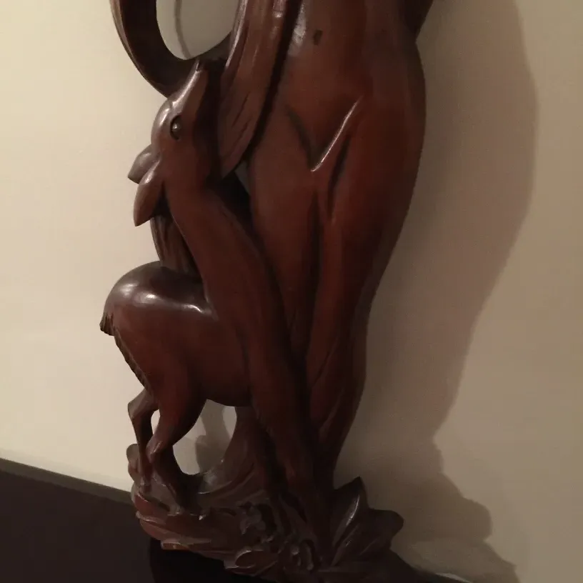 antigua placa de pared art deco con figura de animal en relieve