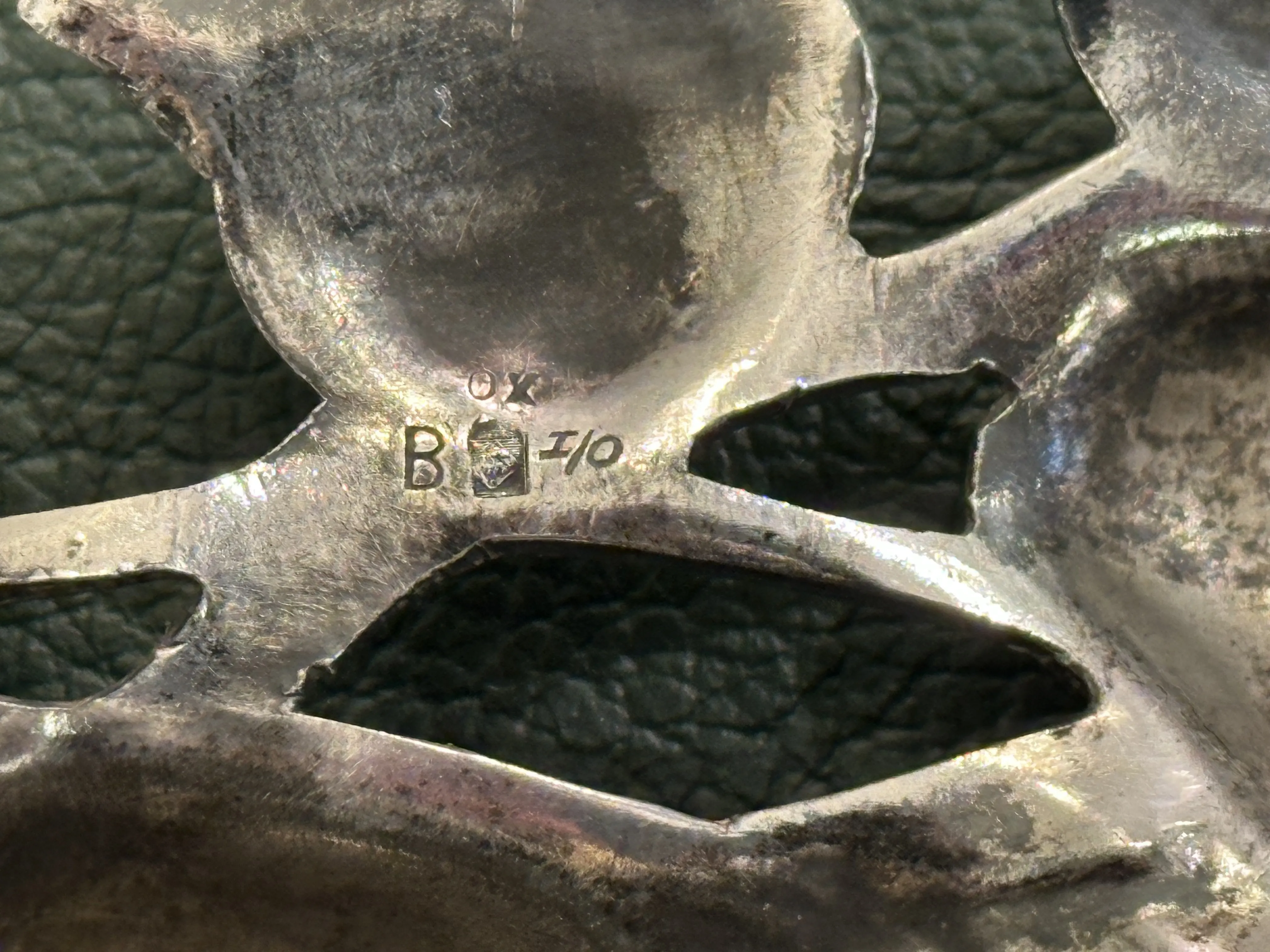 어두운 배경에 복잡한 디자인이 있는 고전적인 벽판 2개