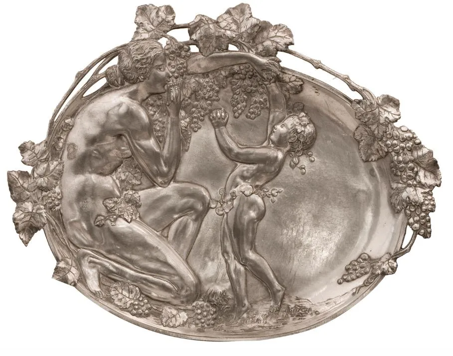 Antiguas placas de pared con figuras humanas y uvas en relieve
